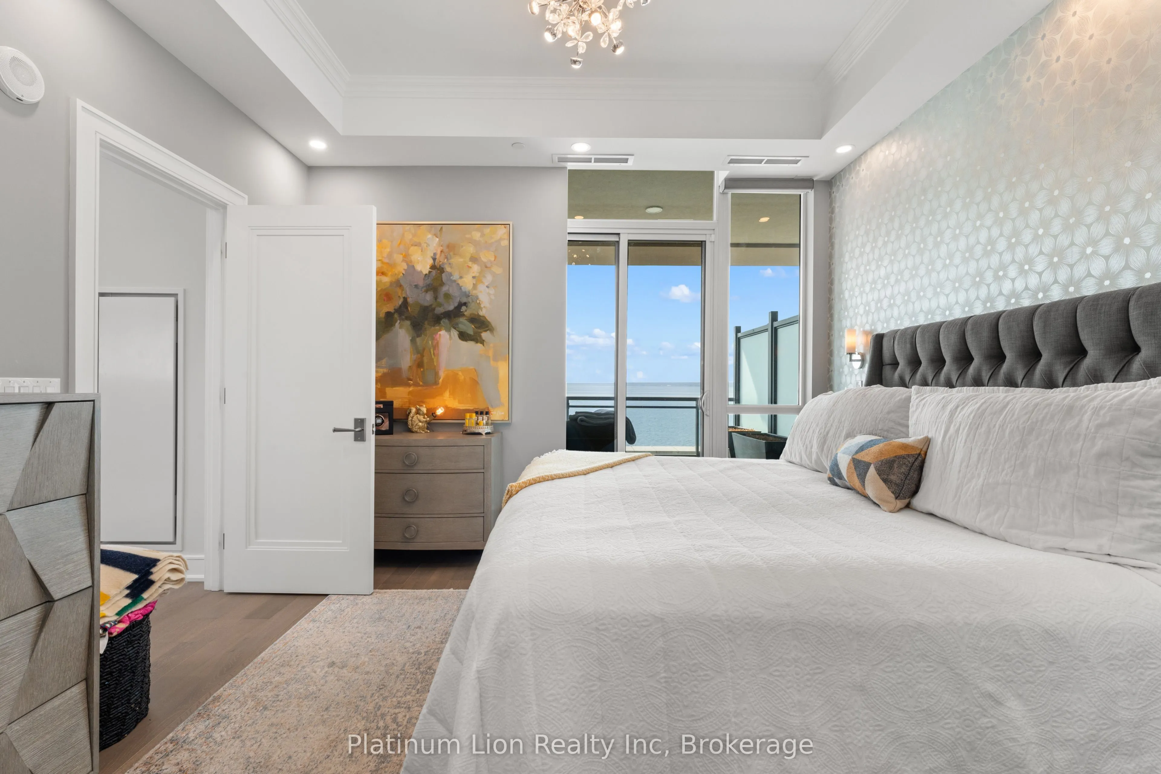 2060 Lakeshore Road, #205