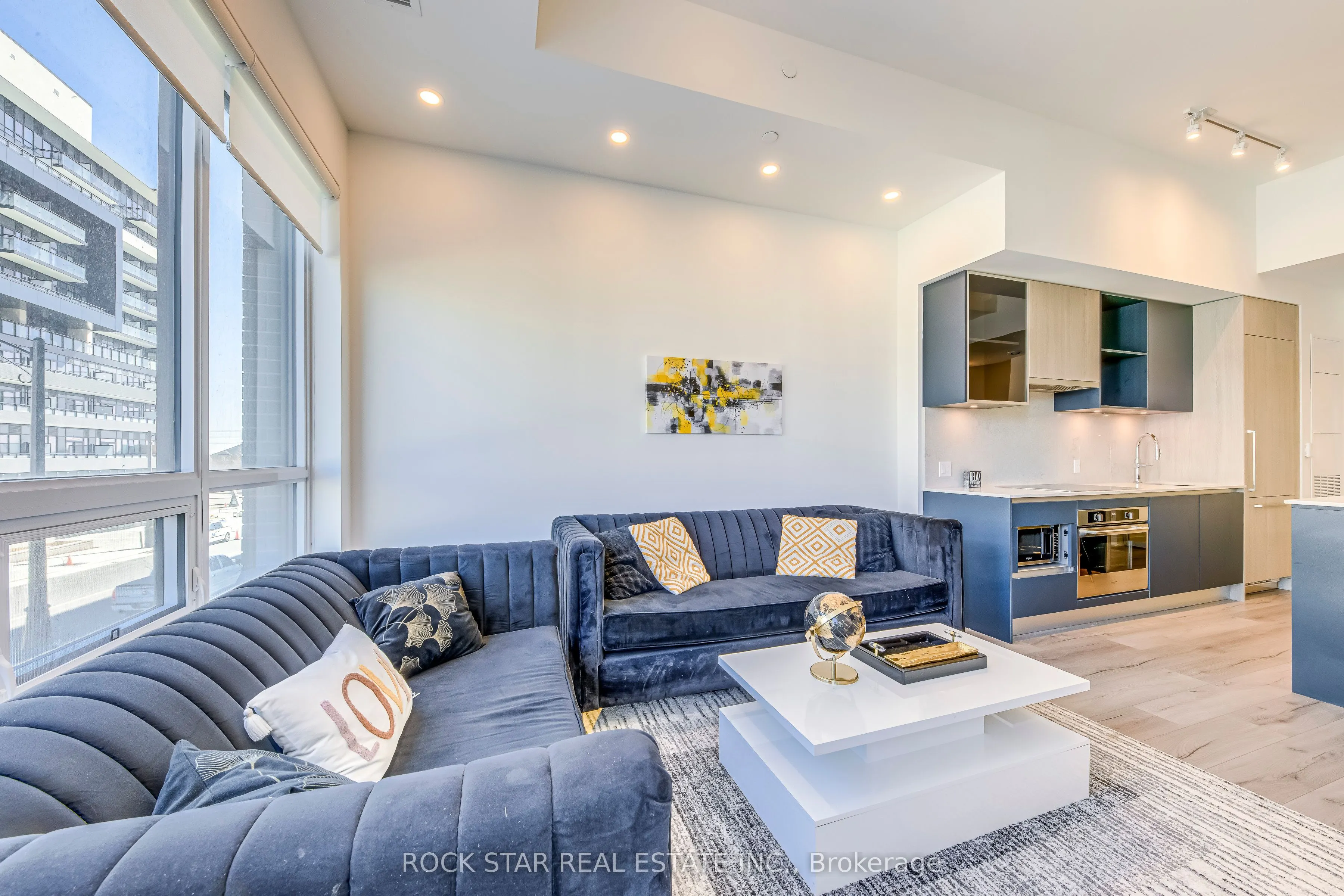 405 Dundas Street W, #216