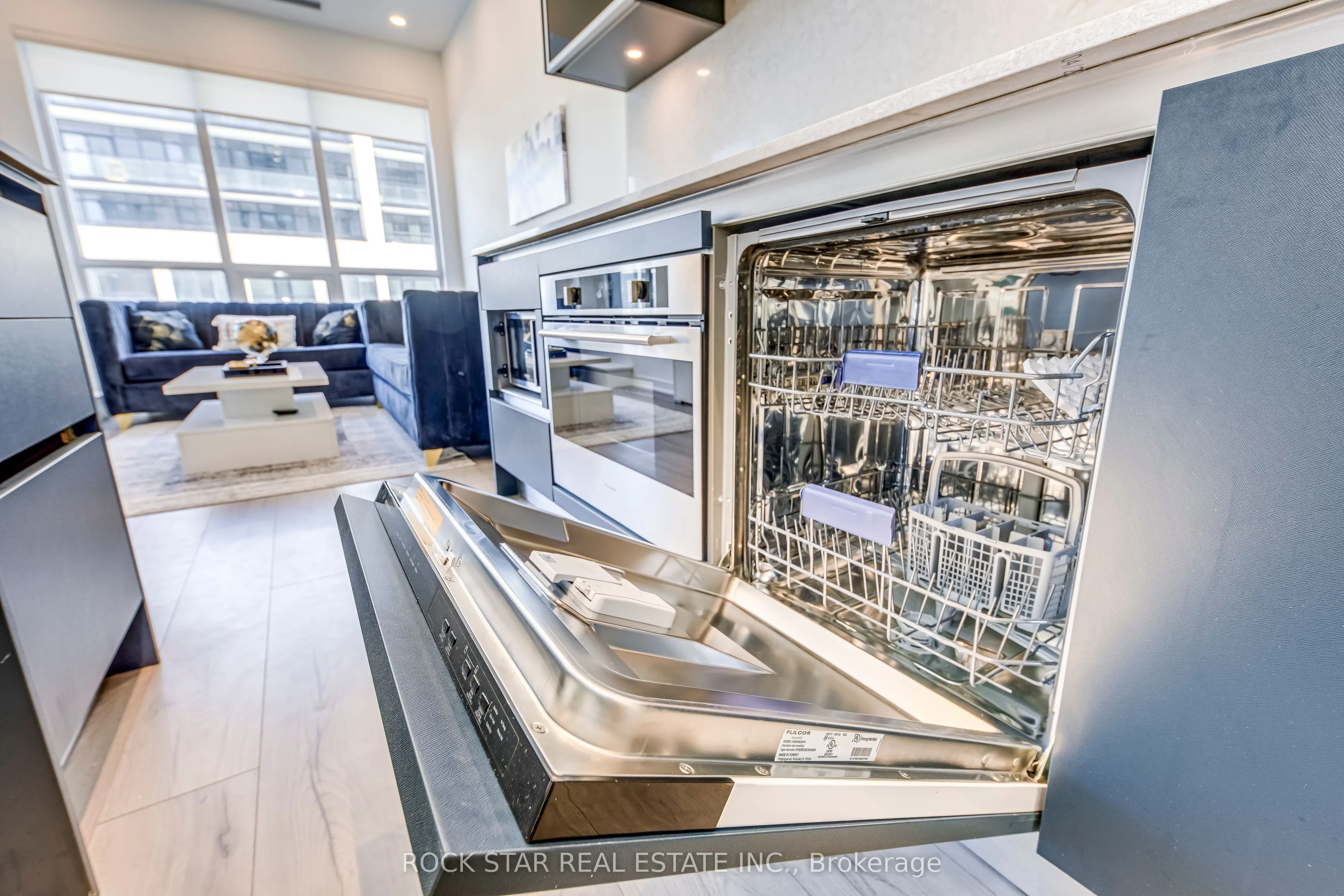 405 Dundas Street W, #216