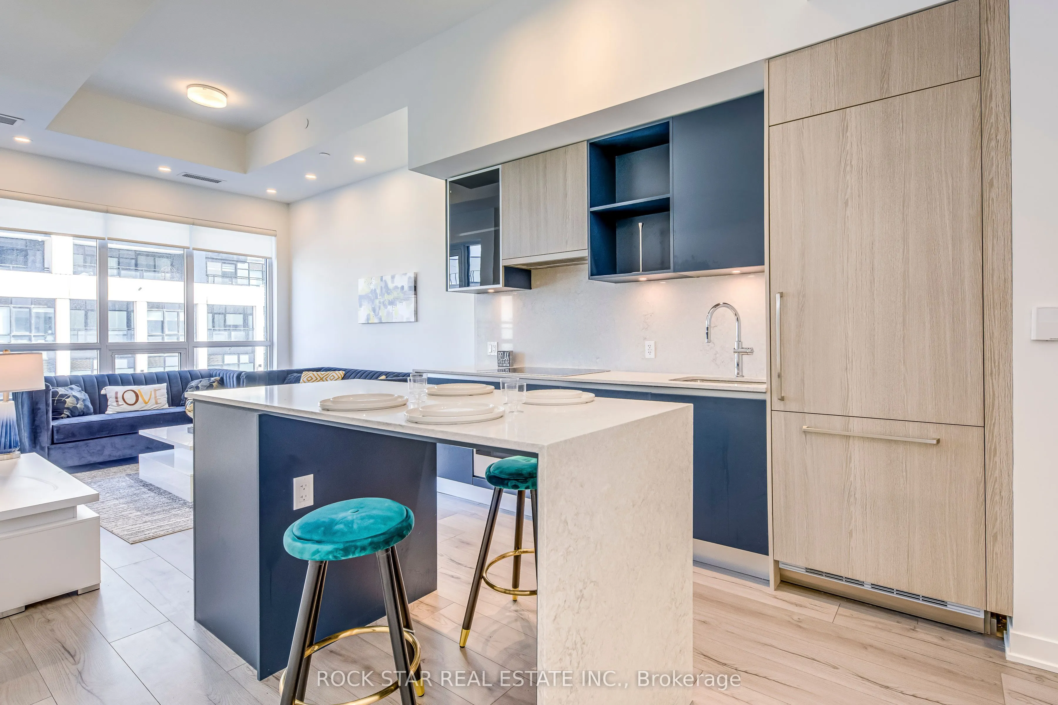 405 Dundas Street W, #216