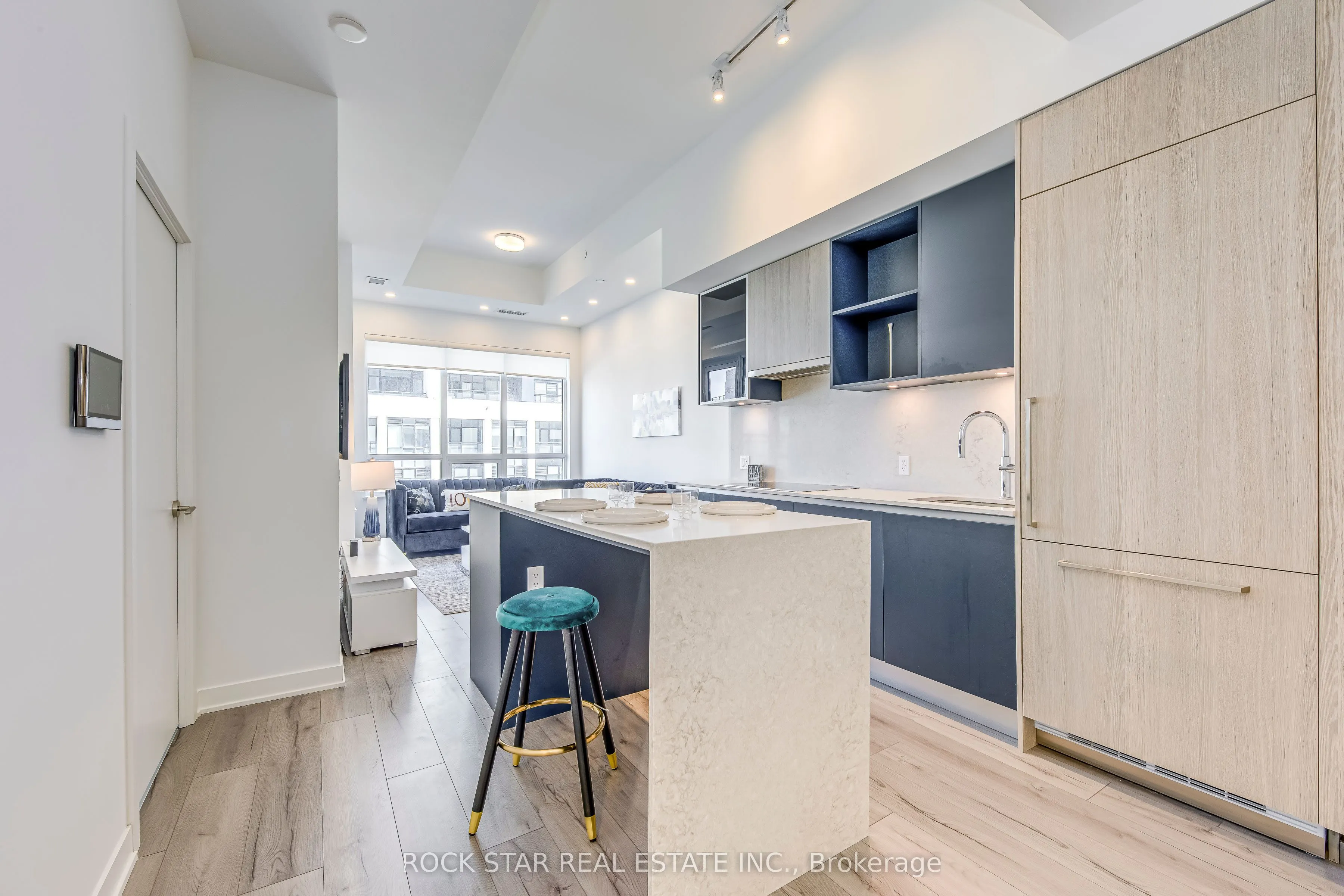 405 Dundas Street W, #216