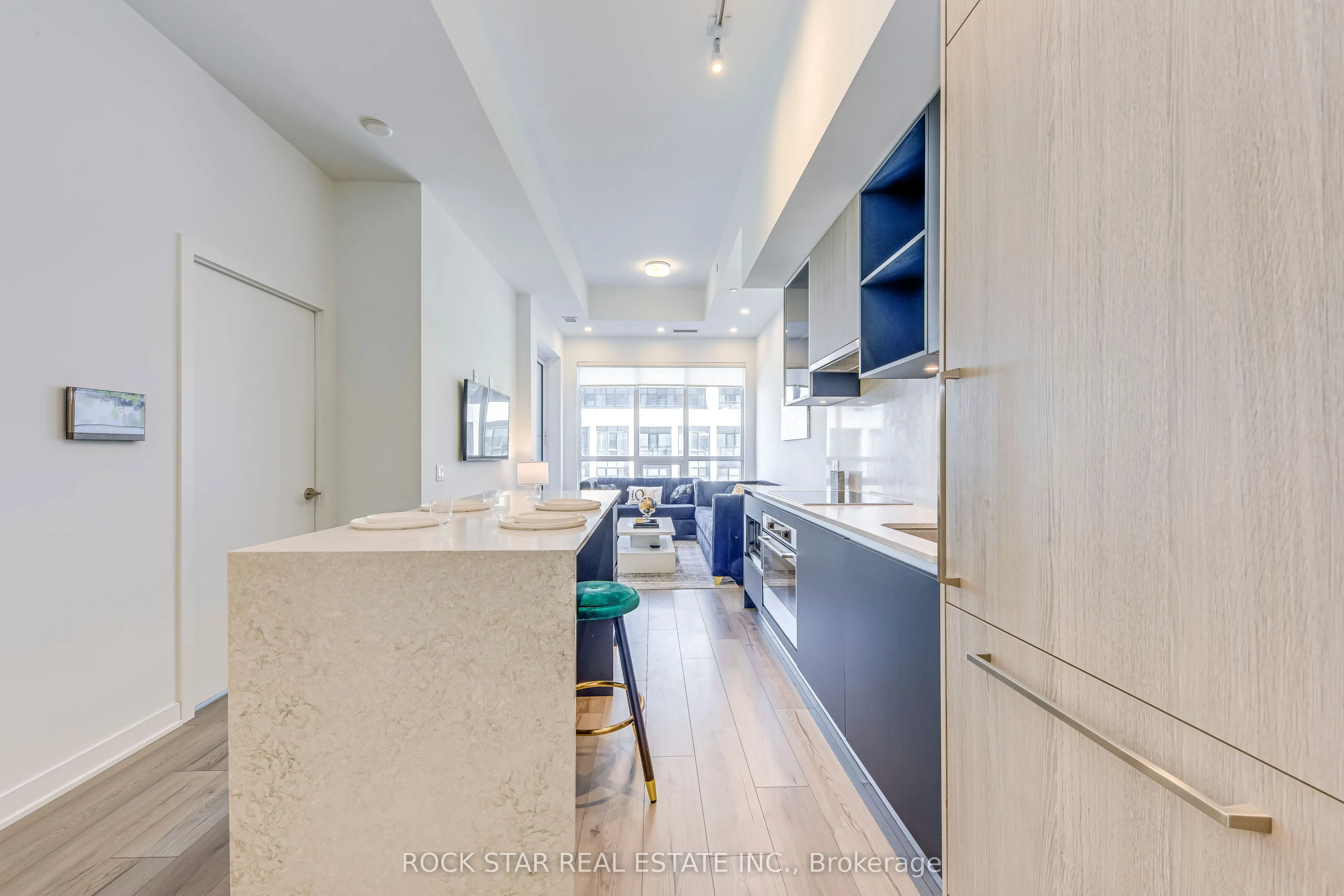 405 Dundas Street W, #216