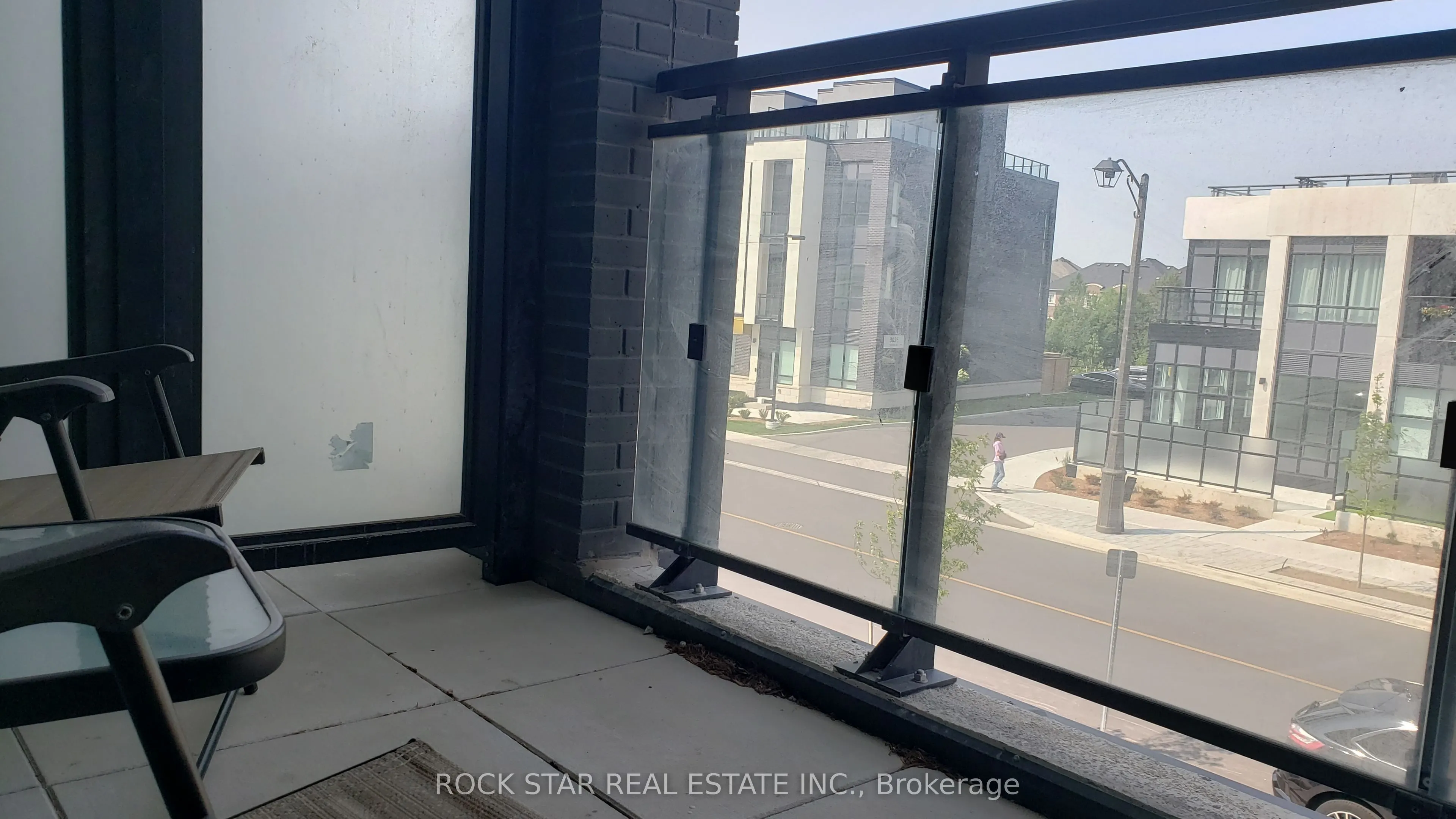 405 Dundas Street W, #216