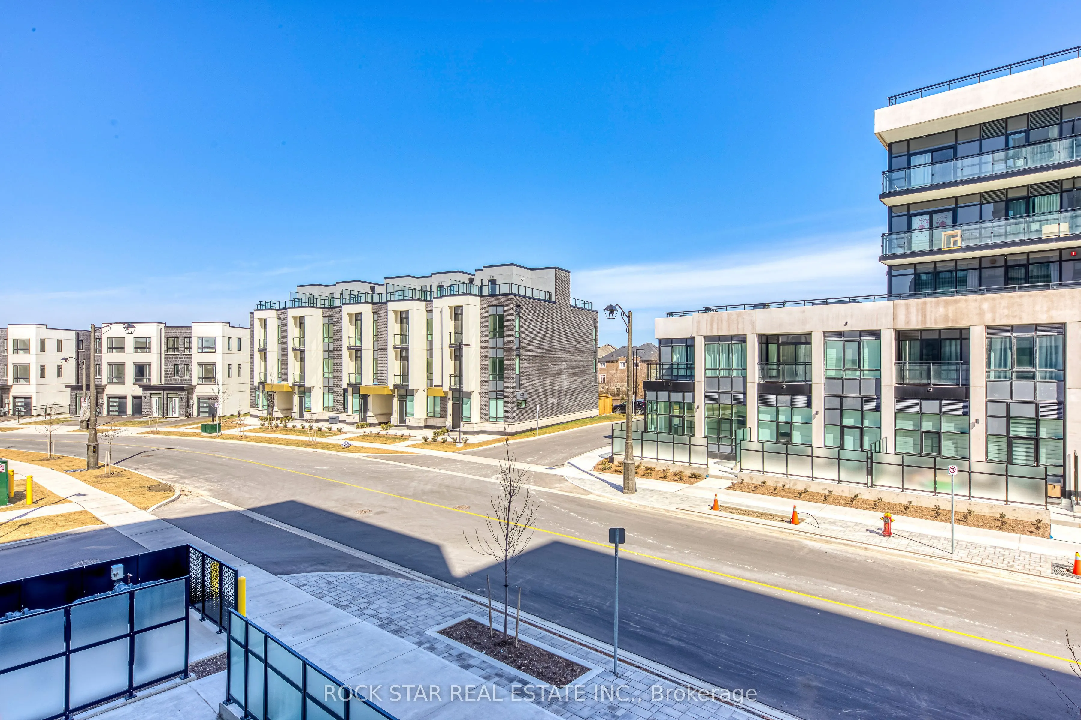 405 Dundas Street W, #216