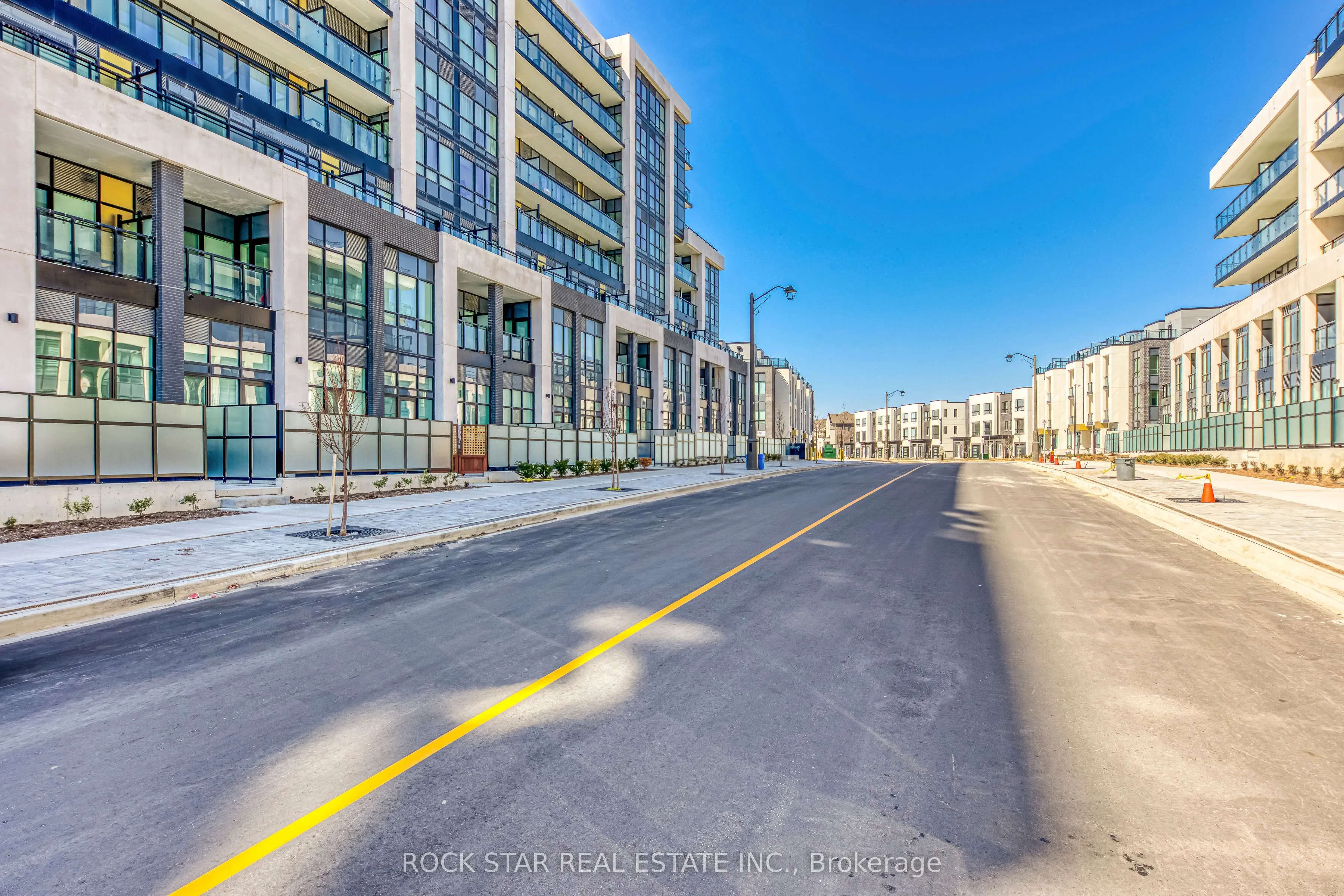 405 Dundas Street W, #216