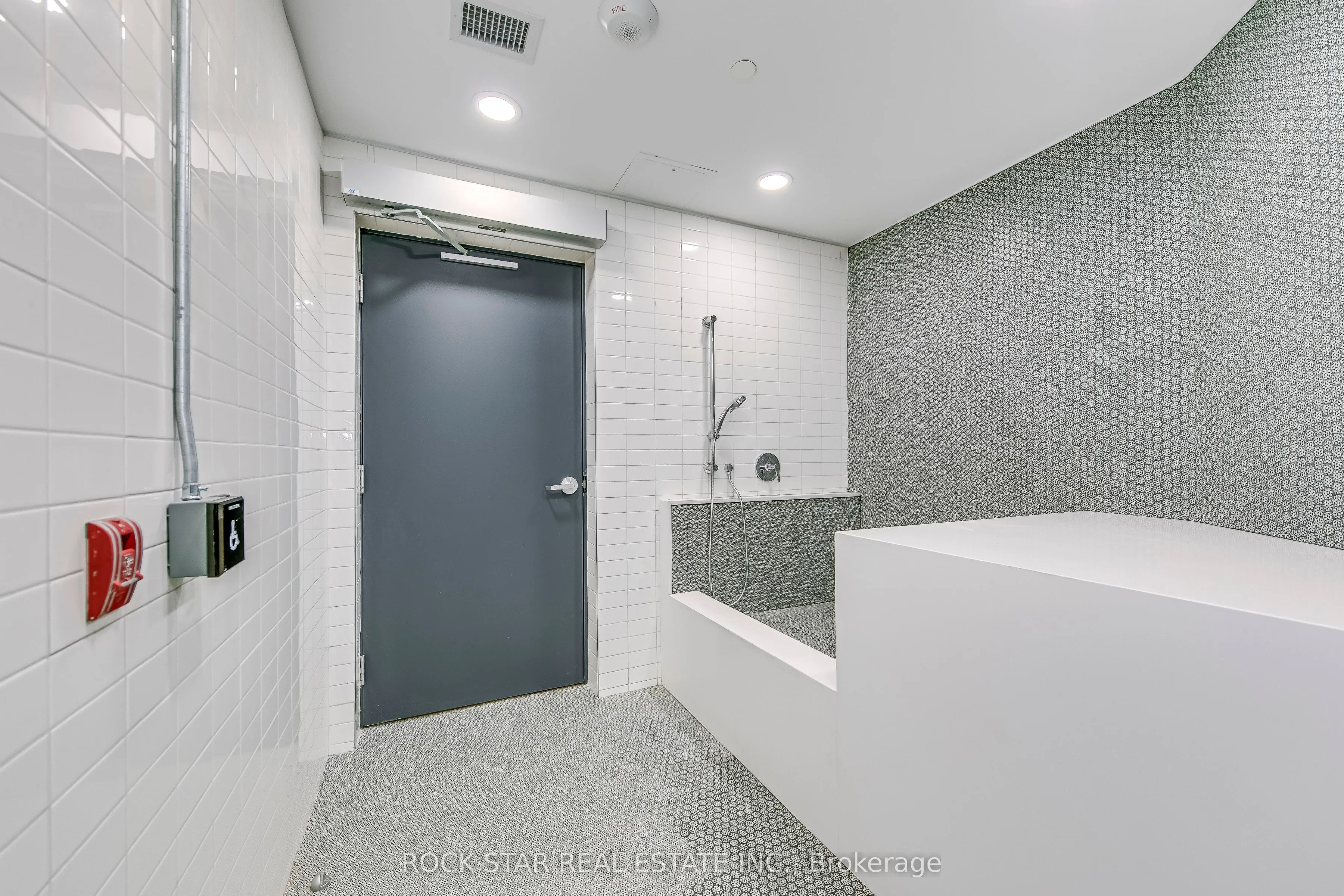 405 Dundas Street W, #216