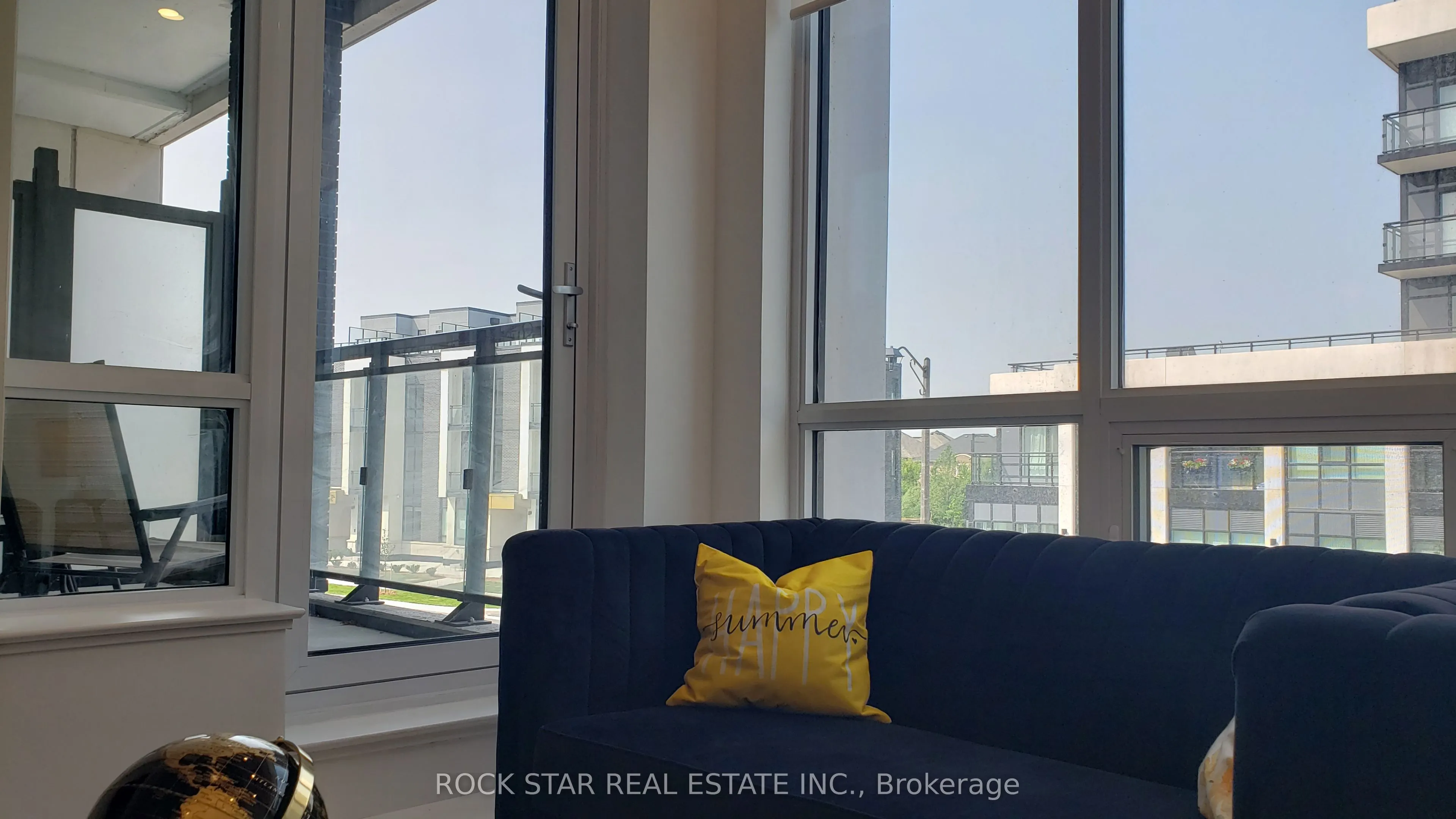 405 Dundas Street W, #216