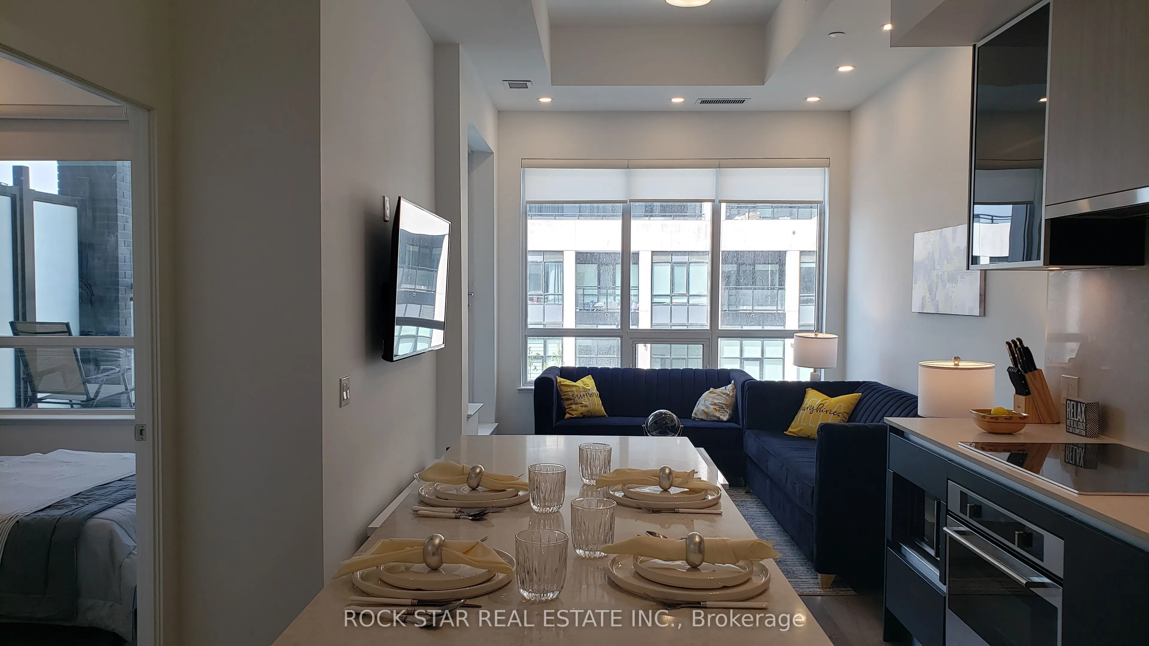 405 Dundas Street W, #216
