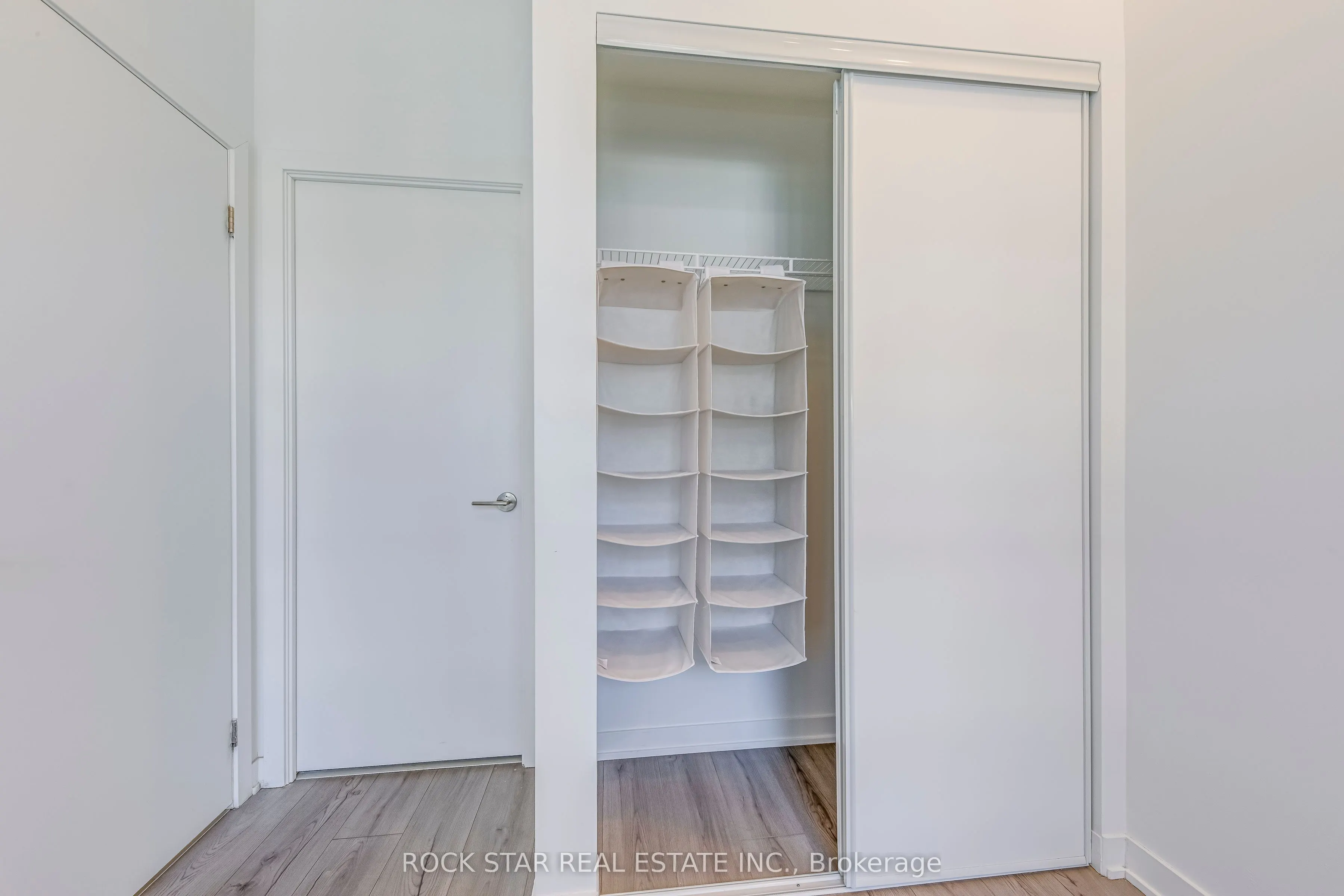 405 Dundas Street W, #216