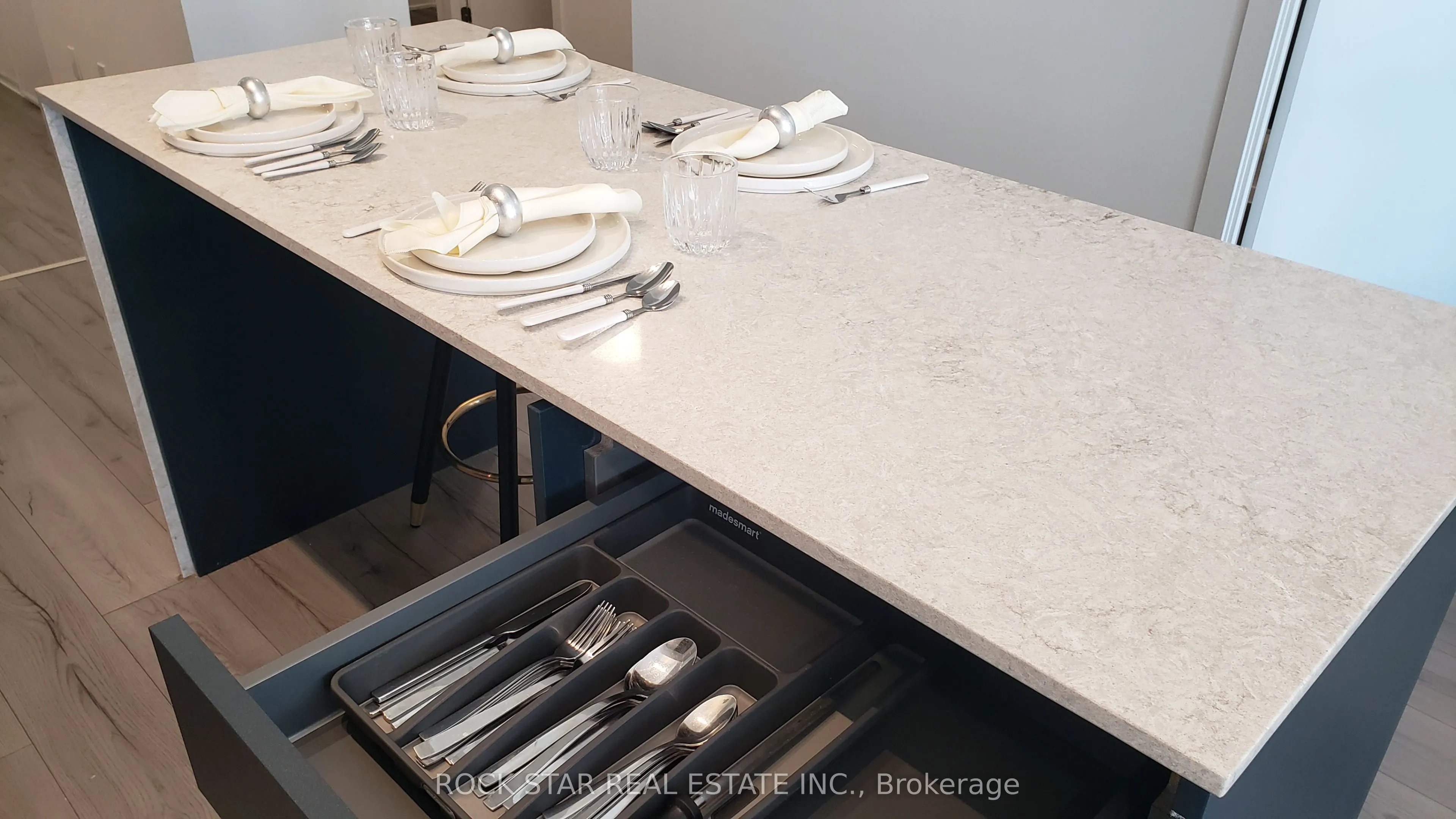 405 Dundas Street W, #216