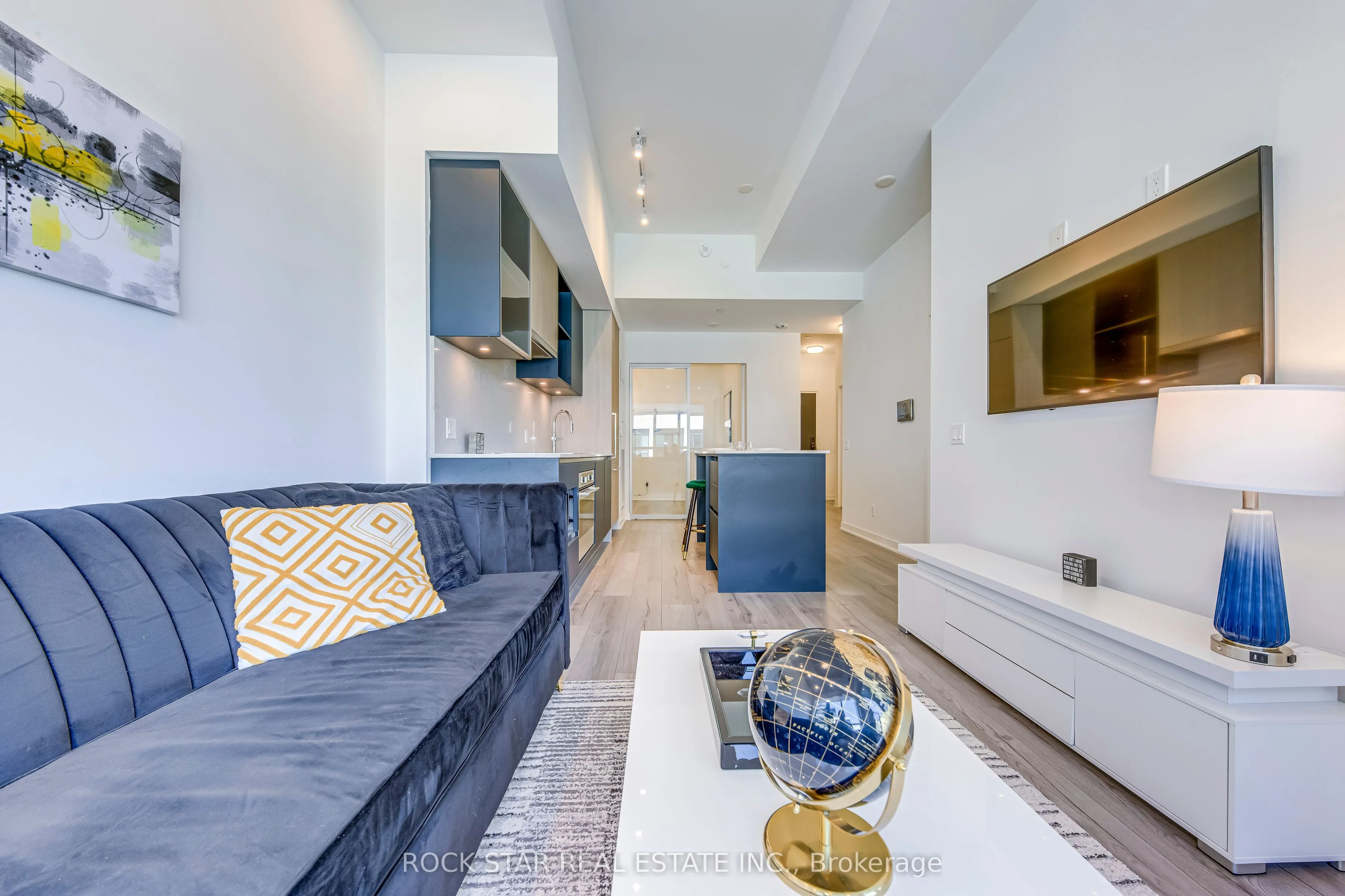 405 Dundas Street W, #216
