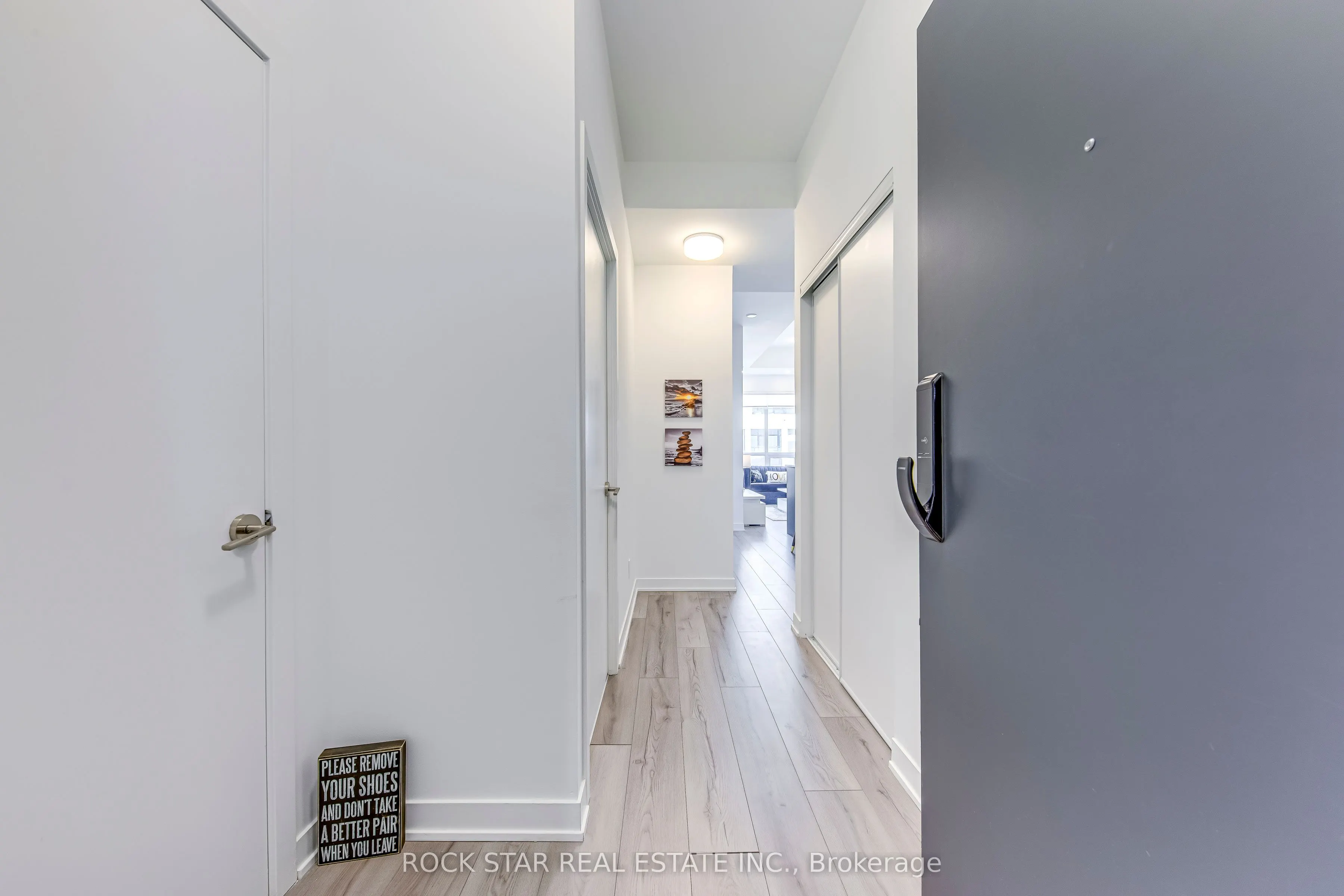 405 Dundas Street W, #216