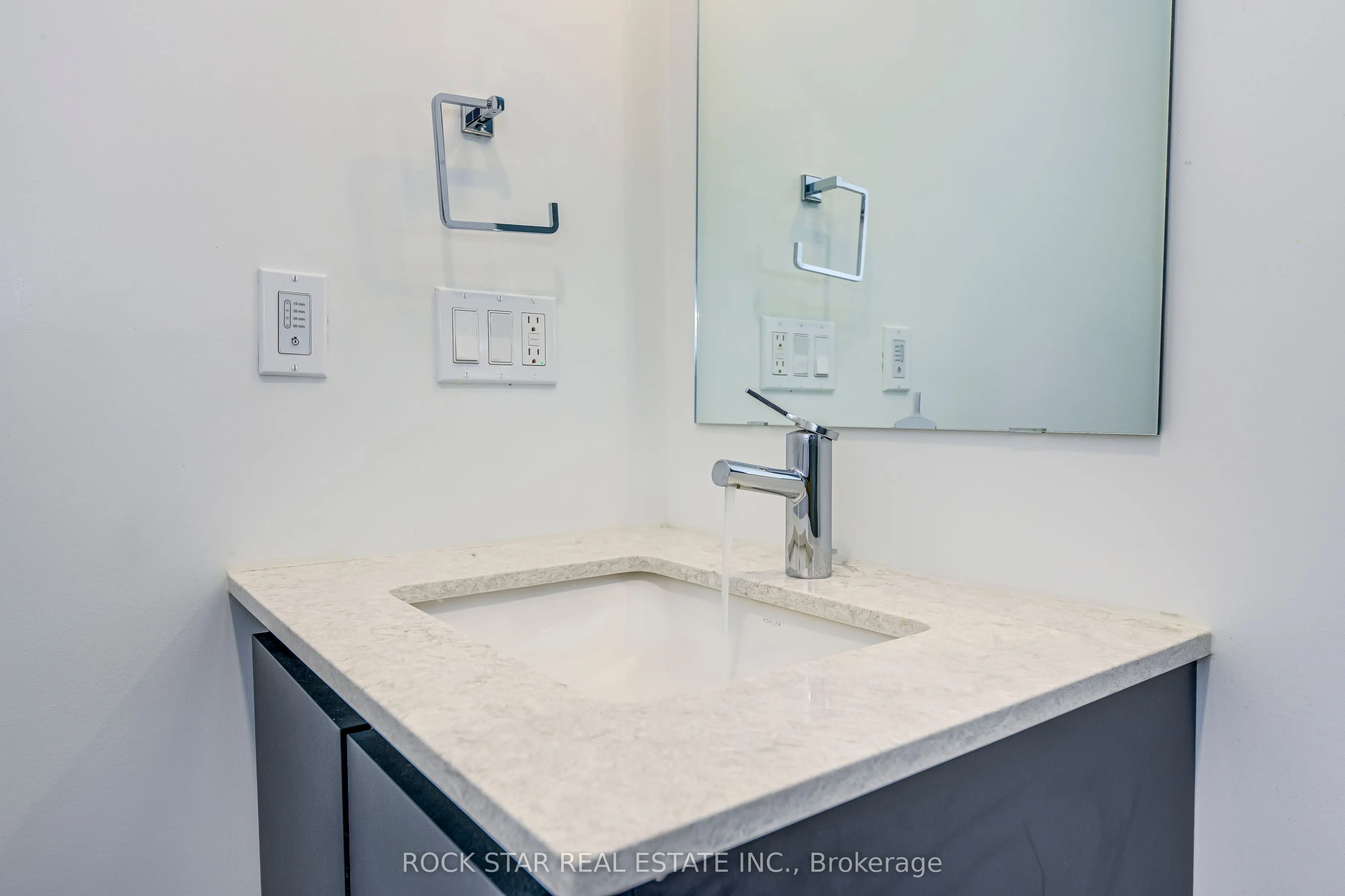 405 Dundas Street W, #216
