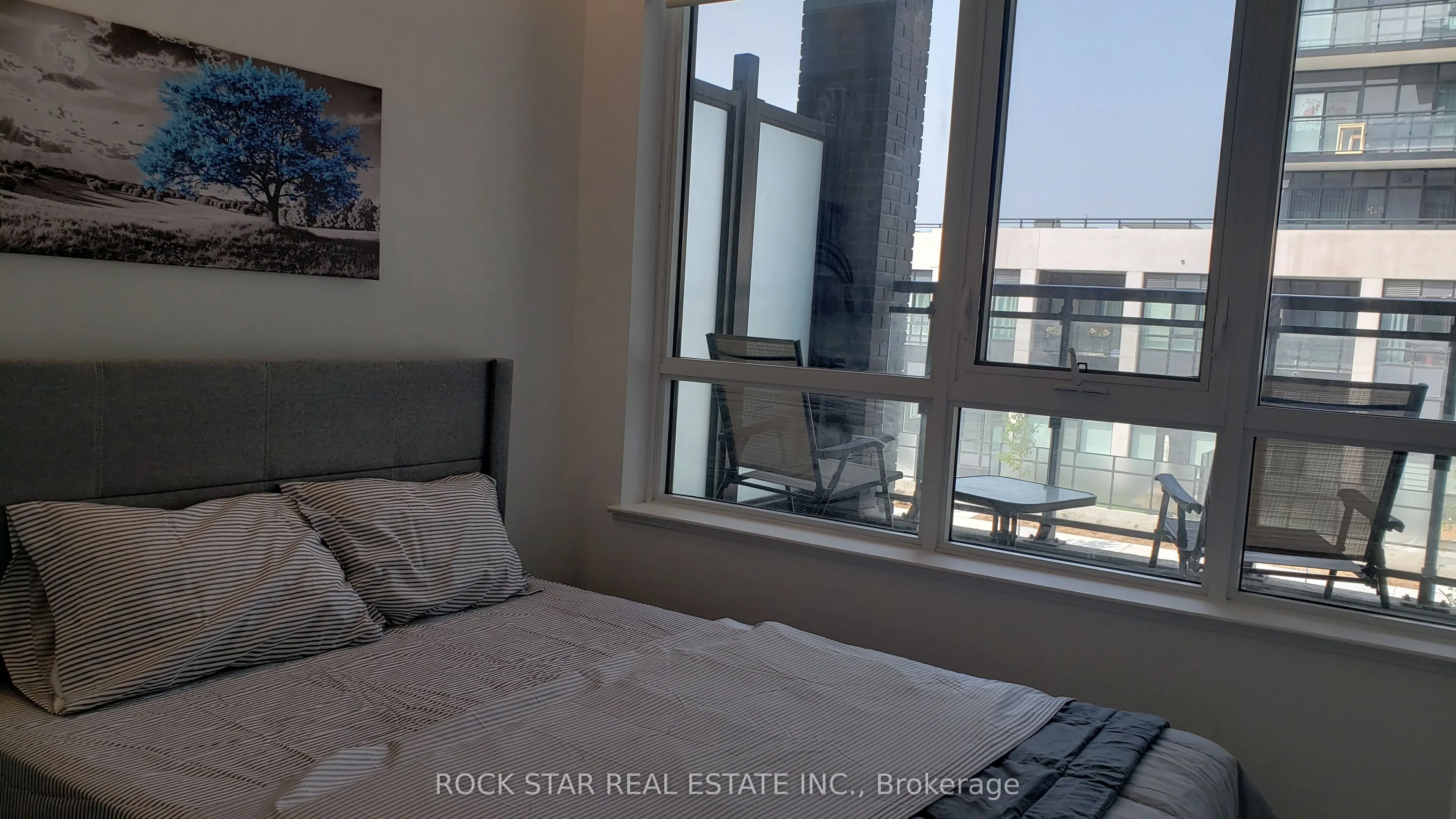 405 Dundas Street W, #216