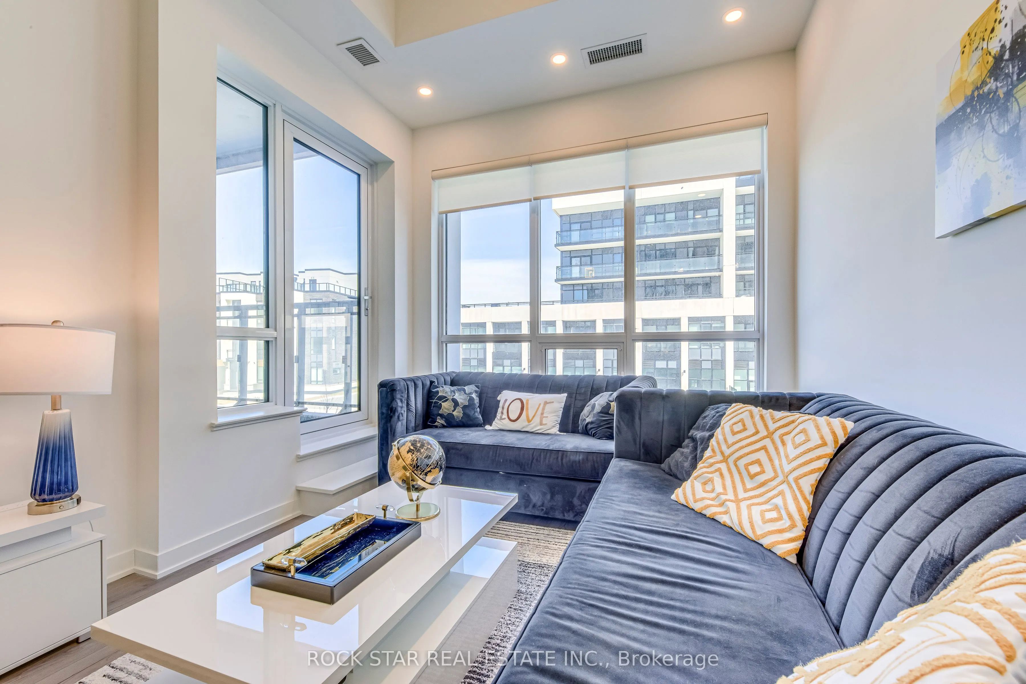 405 Dundas Street W, #216