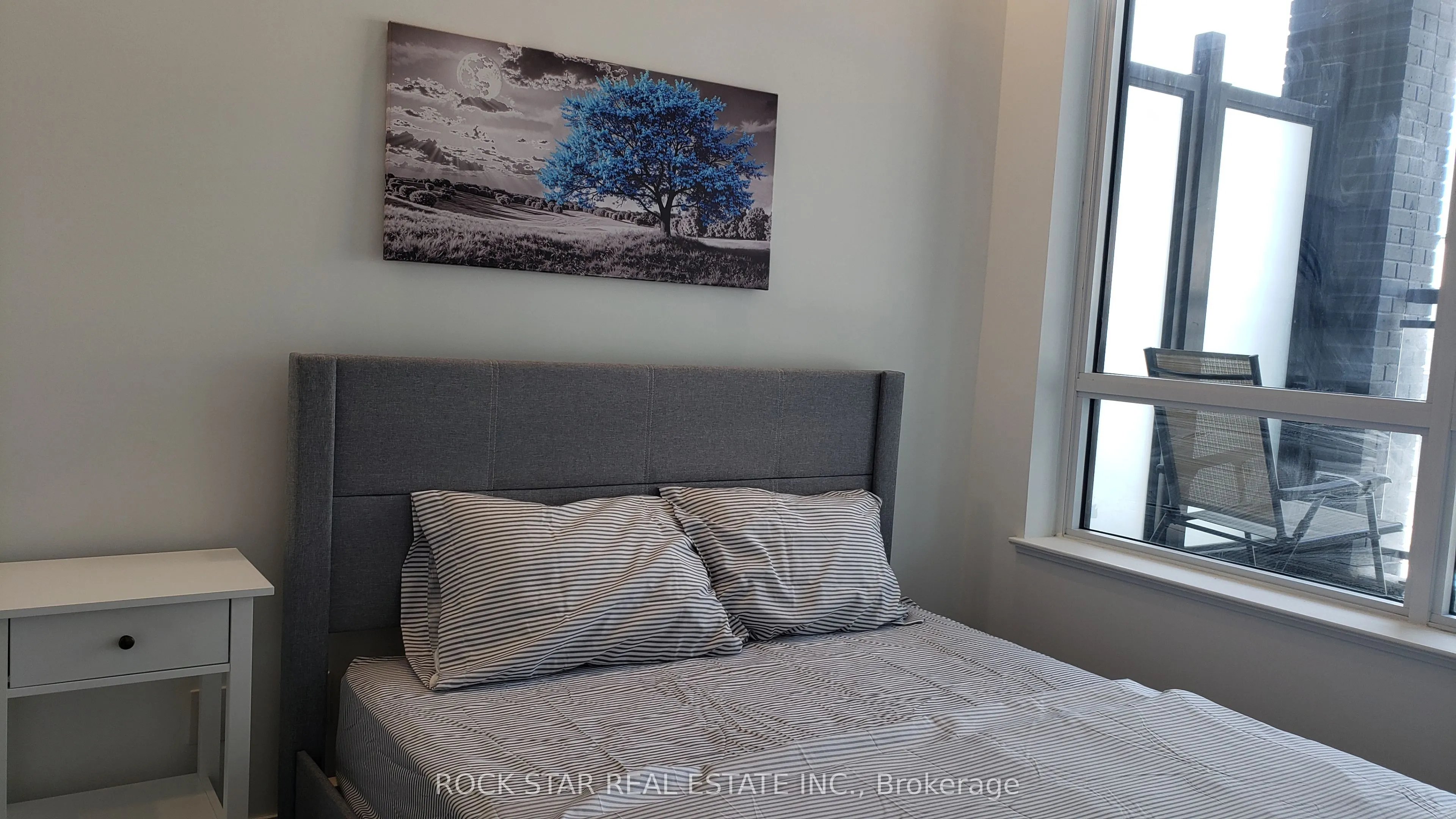 405 Dundas Street W, #216