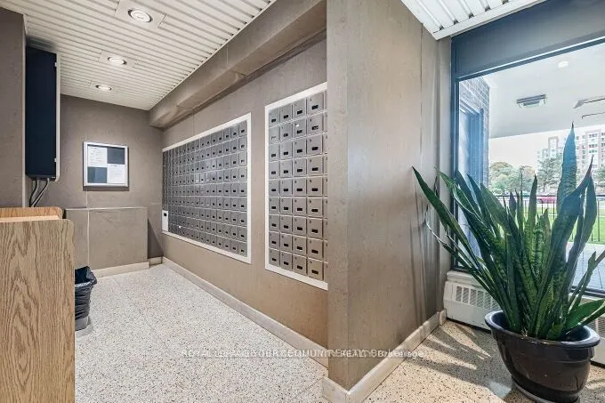 1535 Lakeshore Road E #205