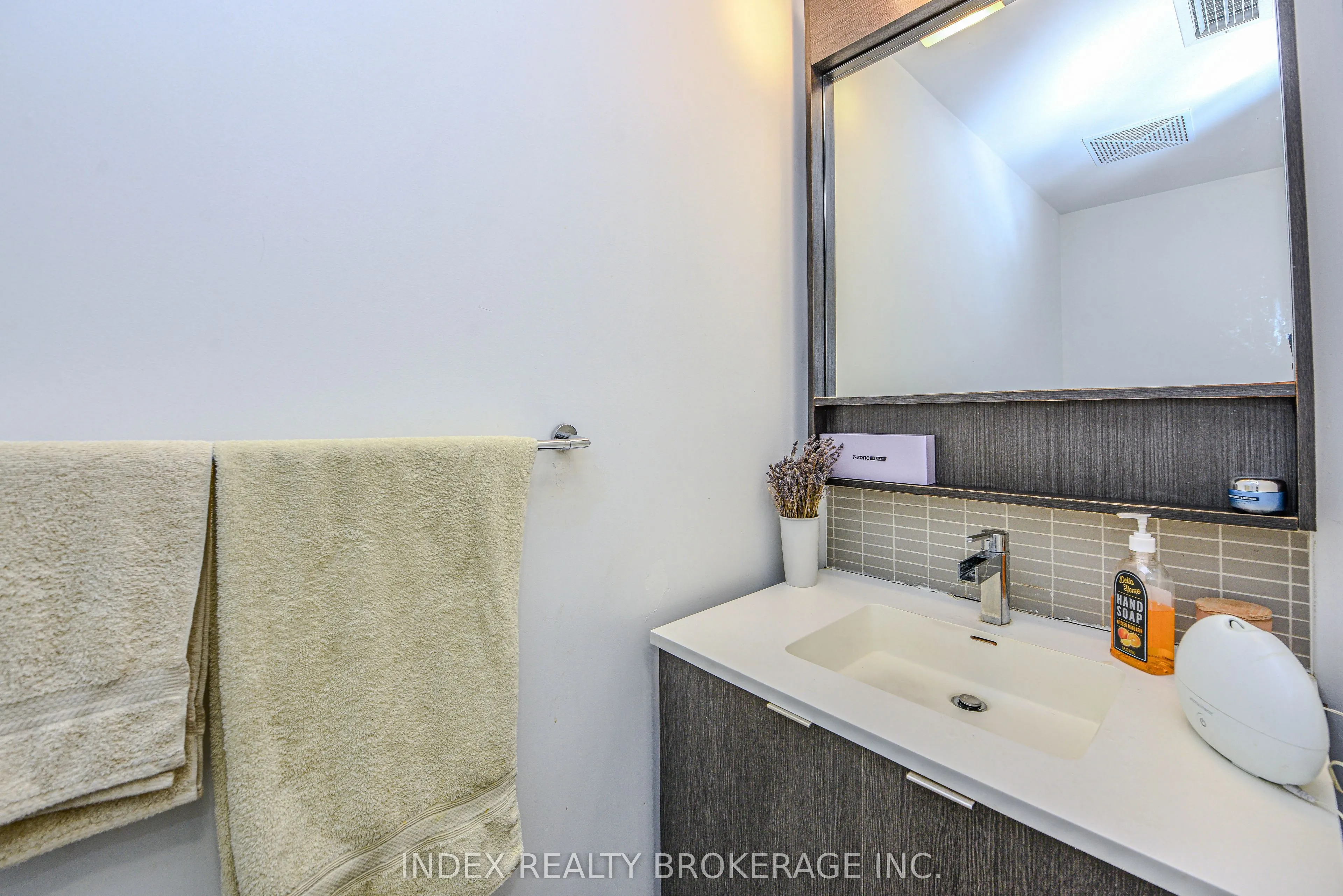 2560 Eglinton Avenue #103