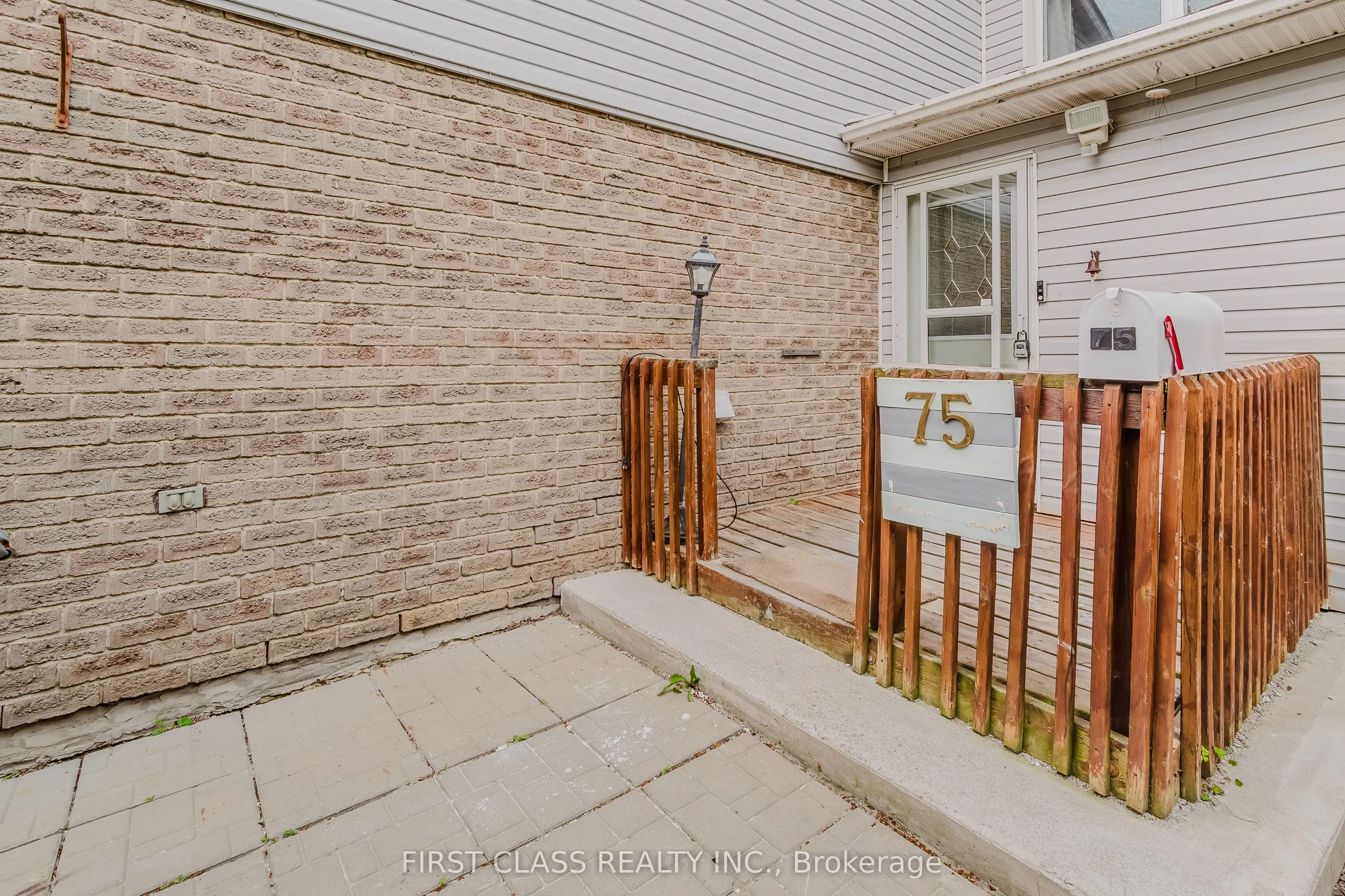 75 Royal Salisbury Way