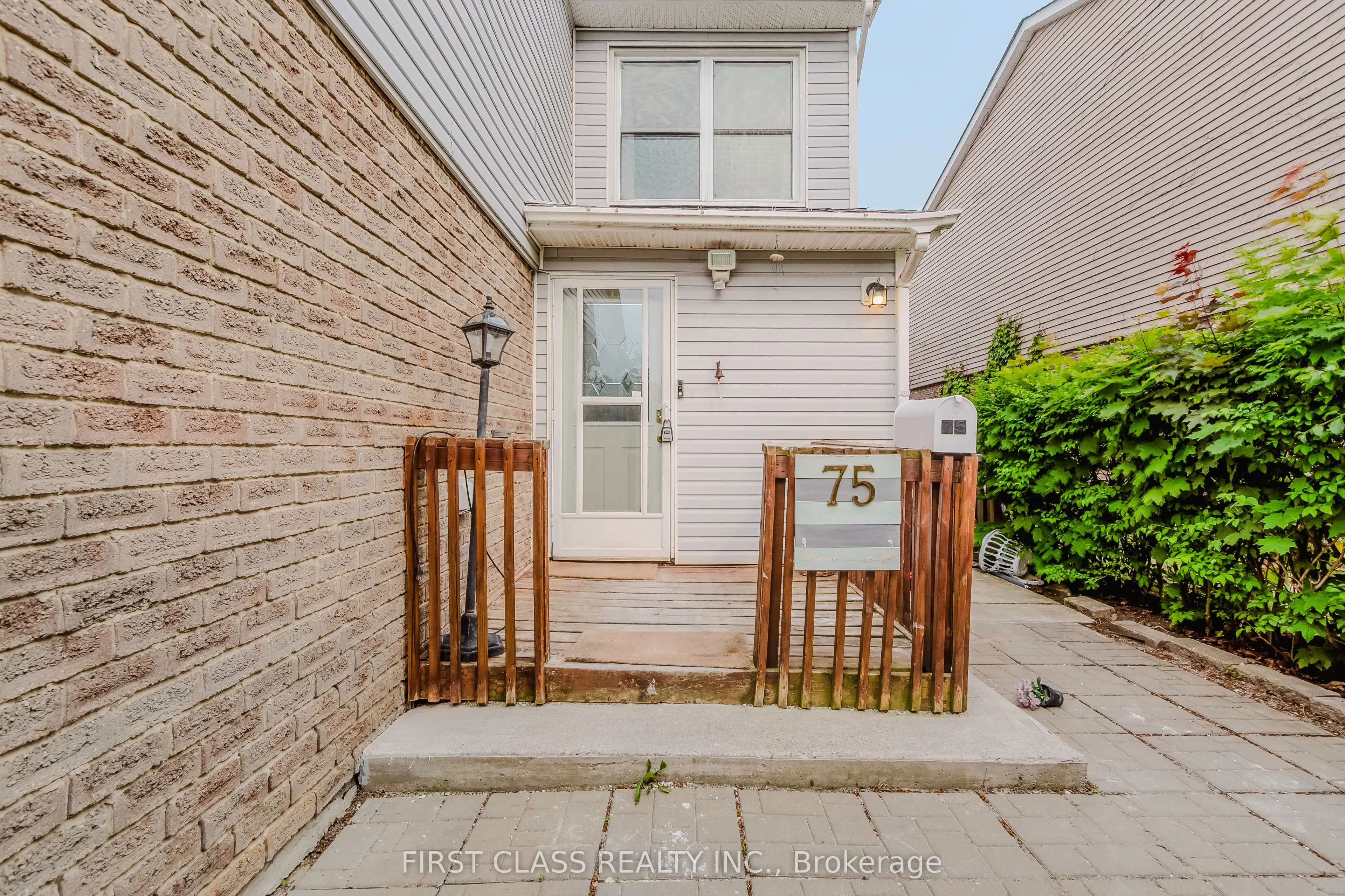 75 Royal Salisbury Way