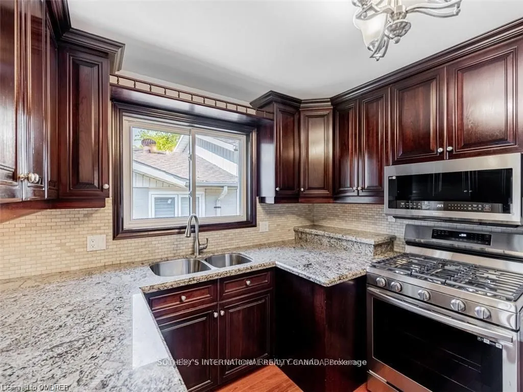 942 Fletcher Valley Crescent