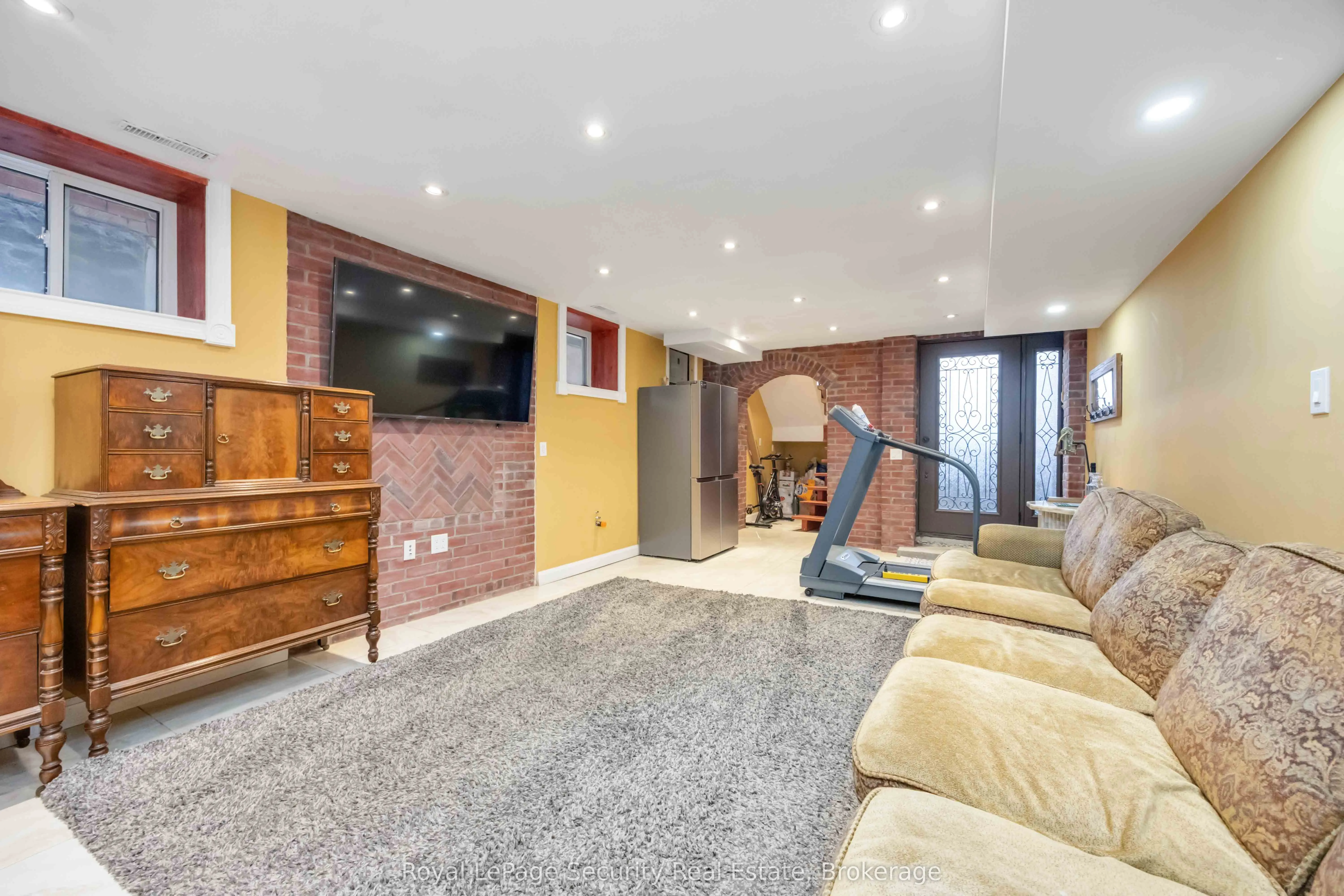 154 Caledonia Road