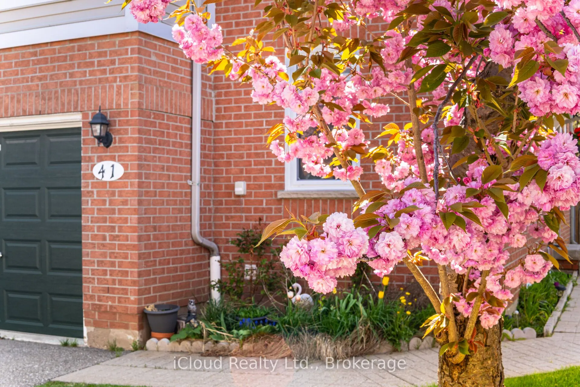 5659 Glen Erin Drive E, #41