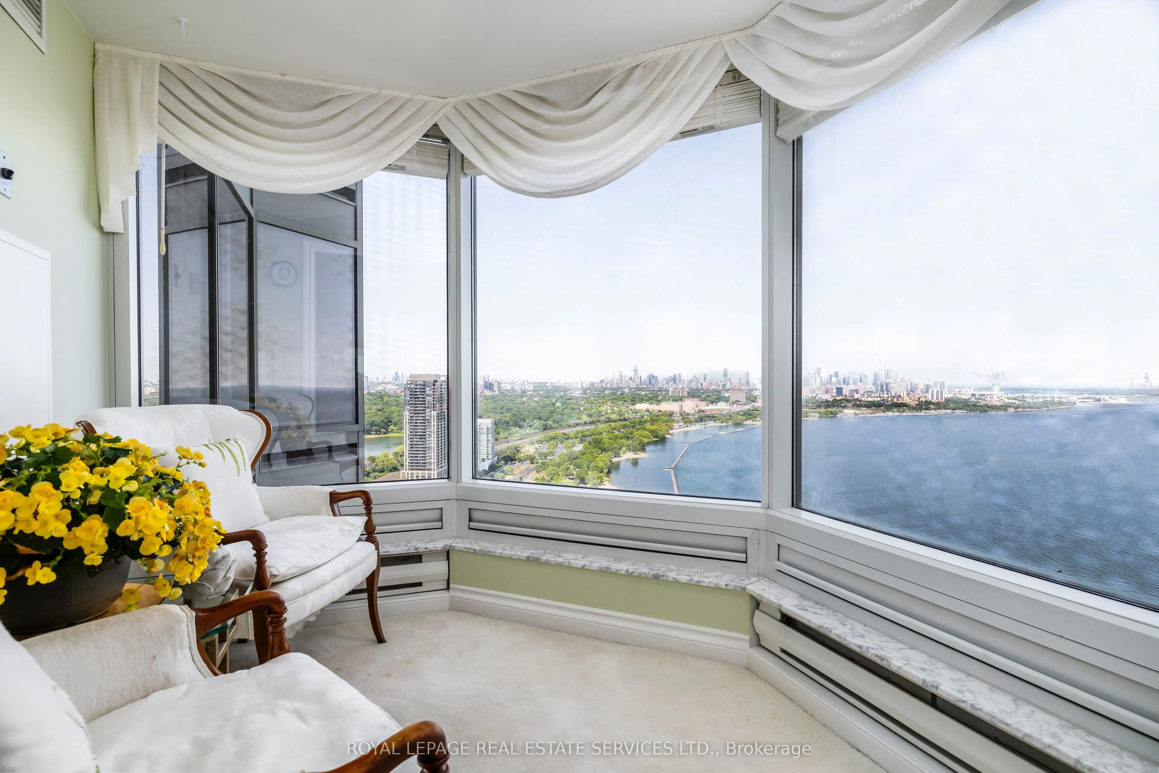 1 Palace Pier Court, #4302