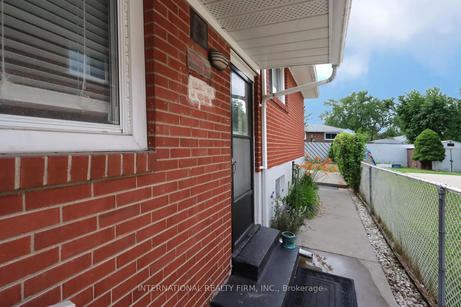 3352 Queen Frederica Drive