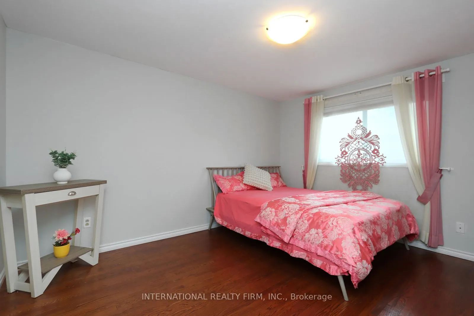 3352 Queen Frederica Drive