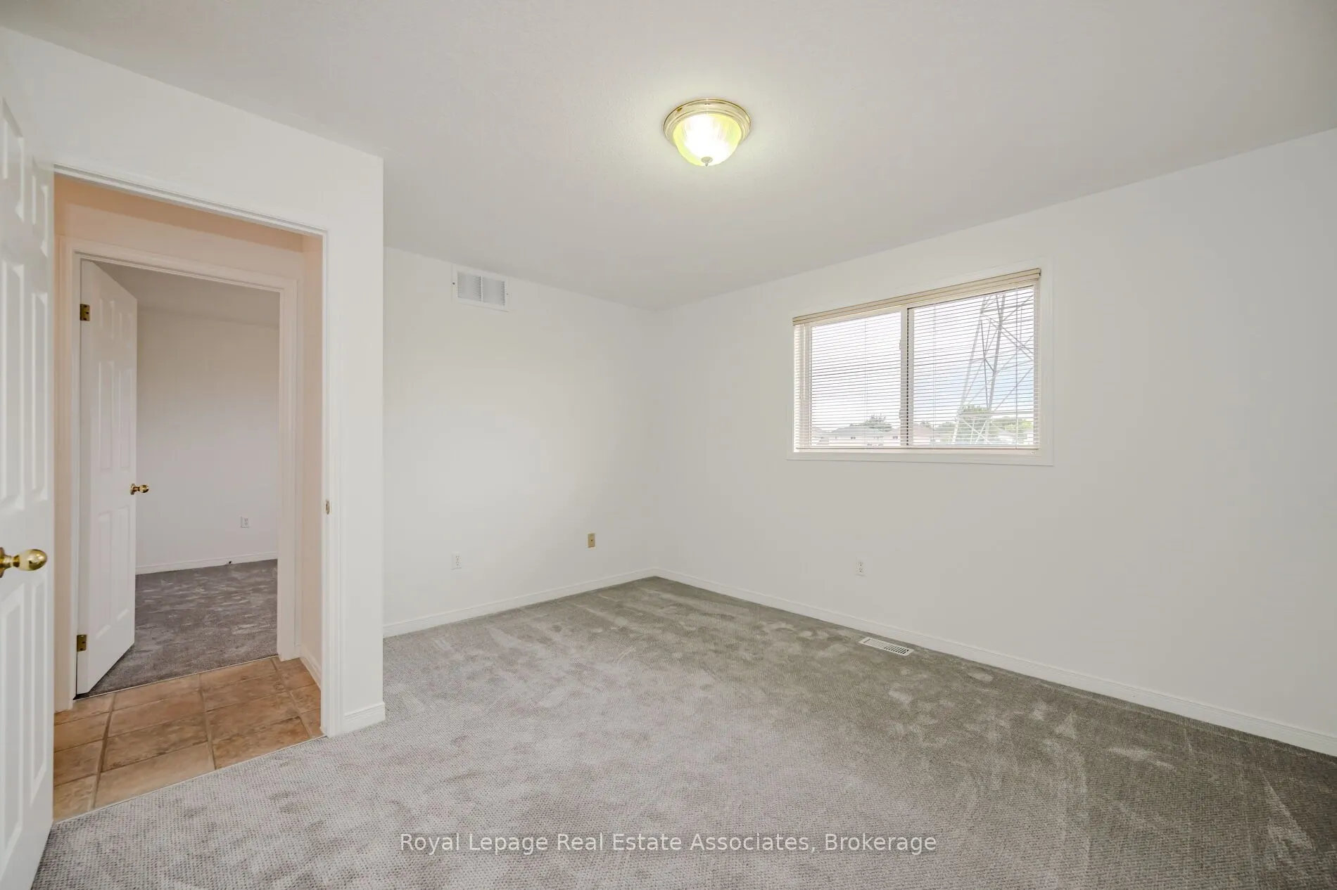 2887 Darien Road N