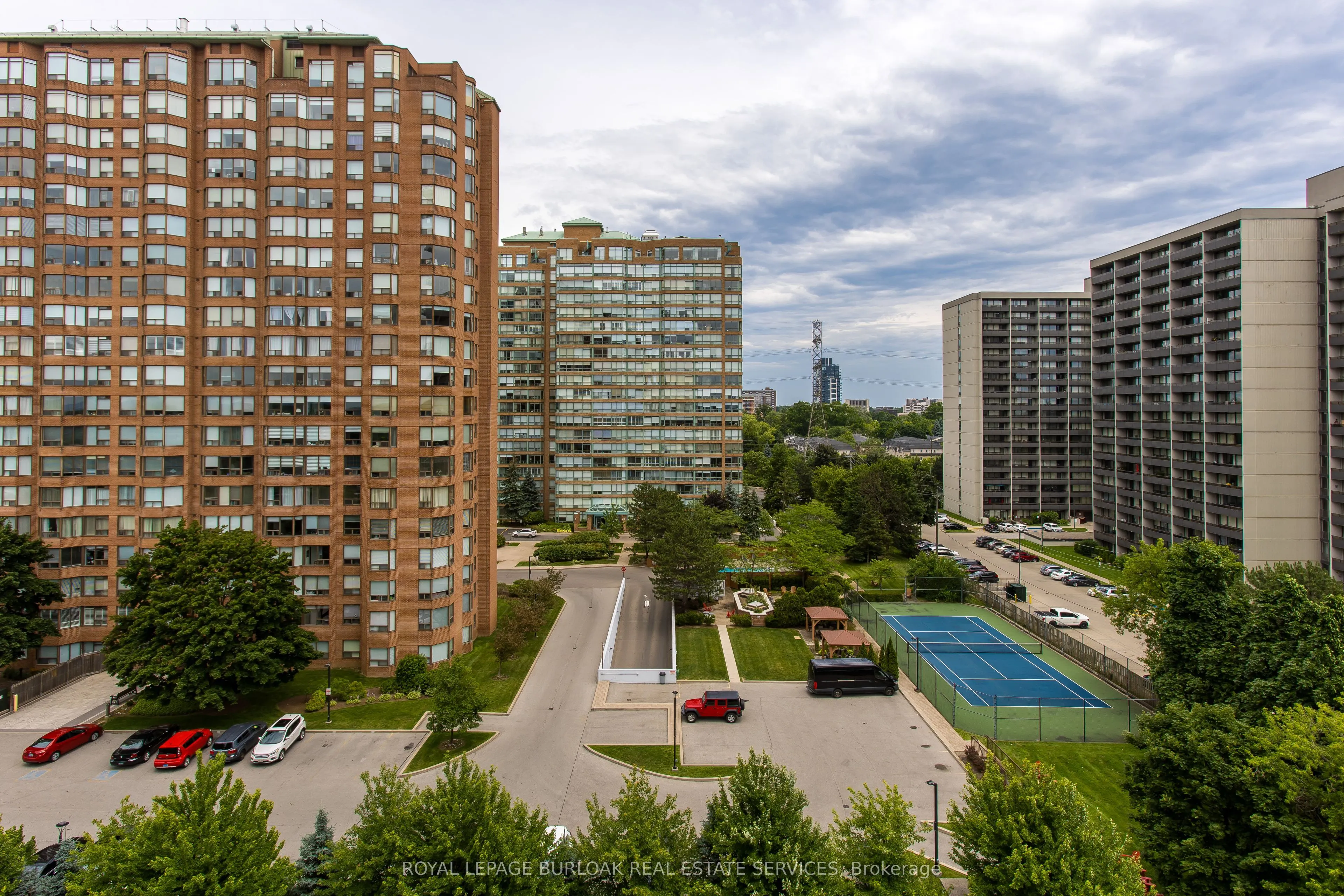 551 Maple Avenue, #814