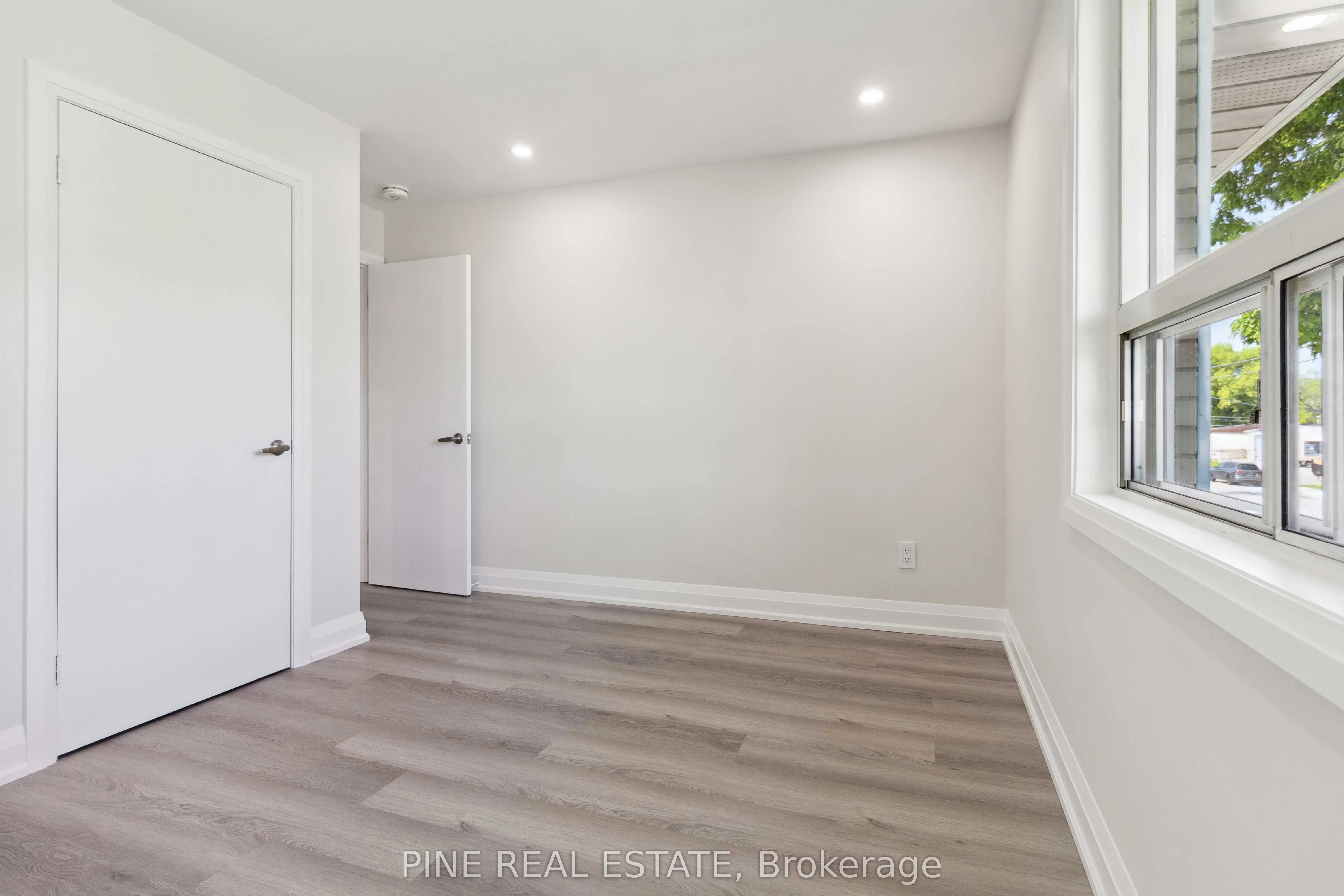 19 Queen Street W, #3