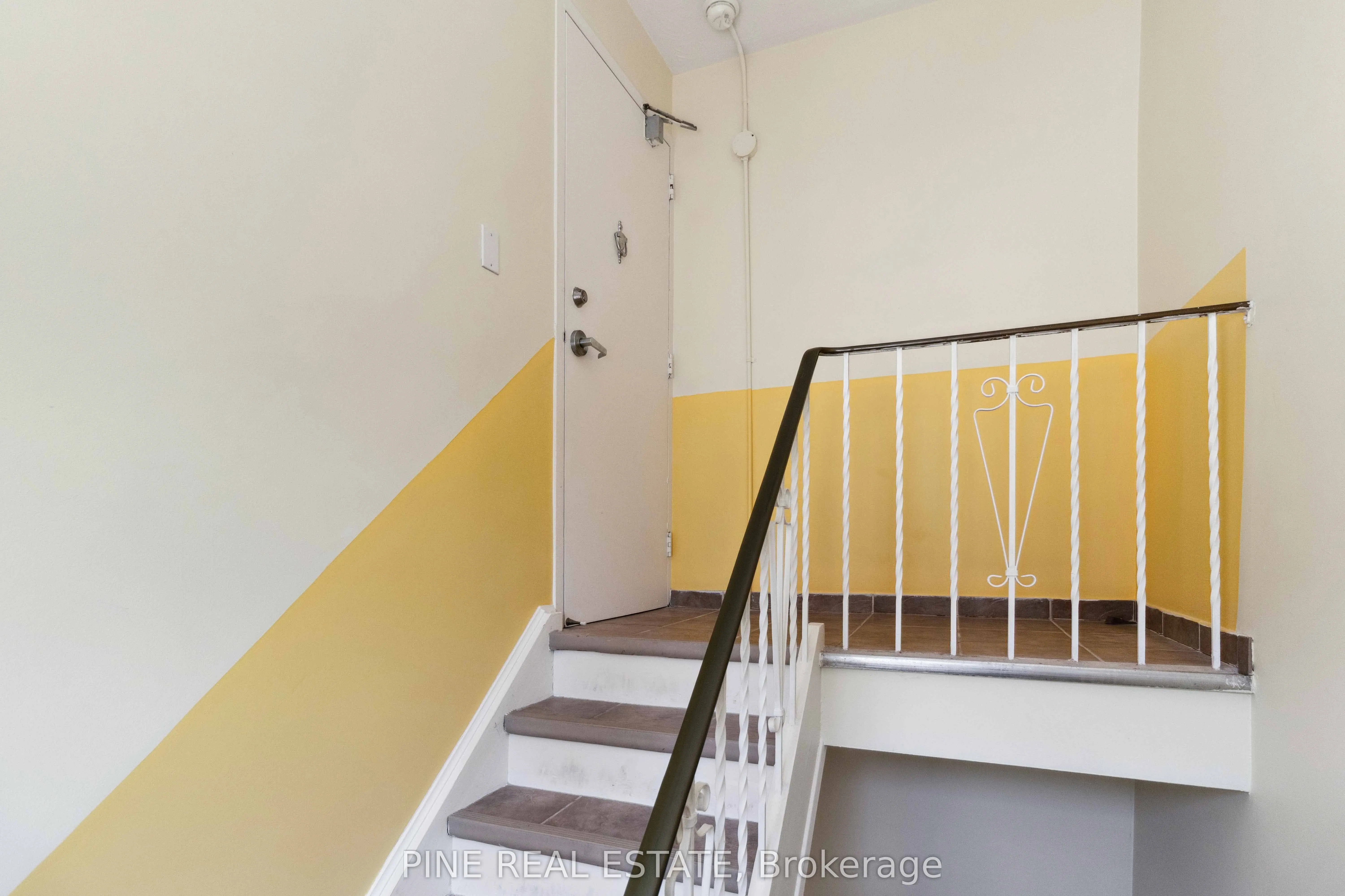 19 Queen Street W, #3