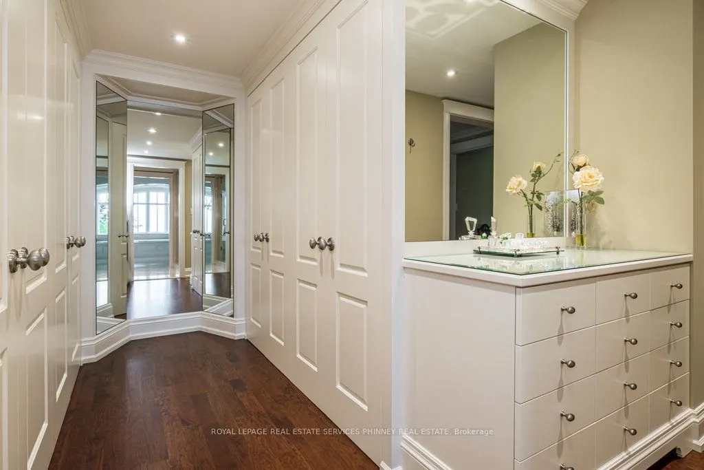 6 Ennisclare Drive W