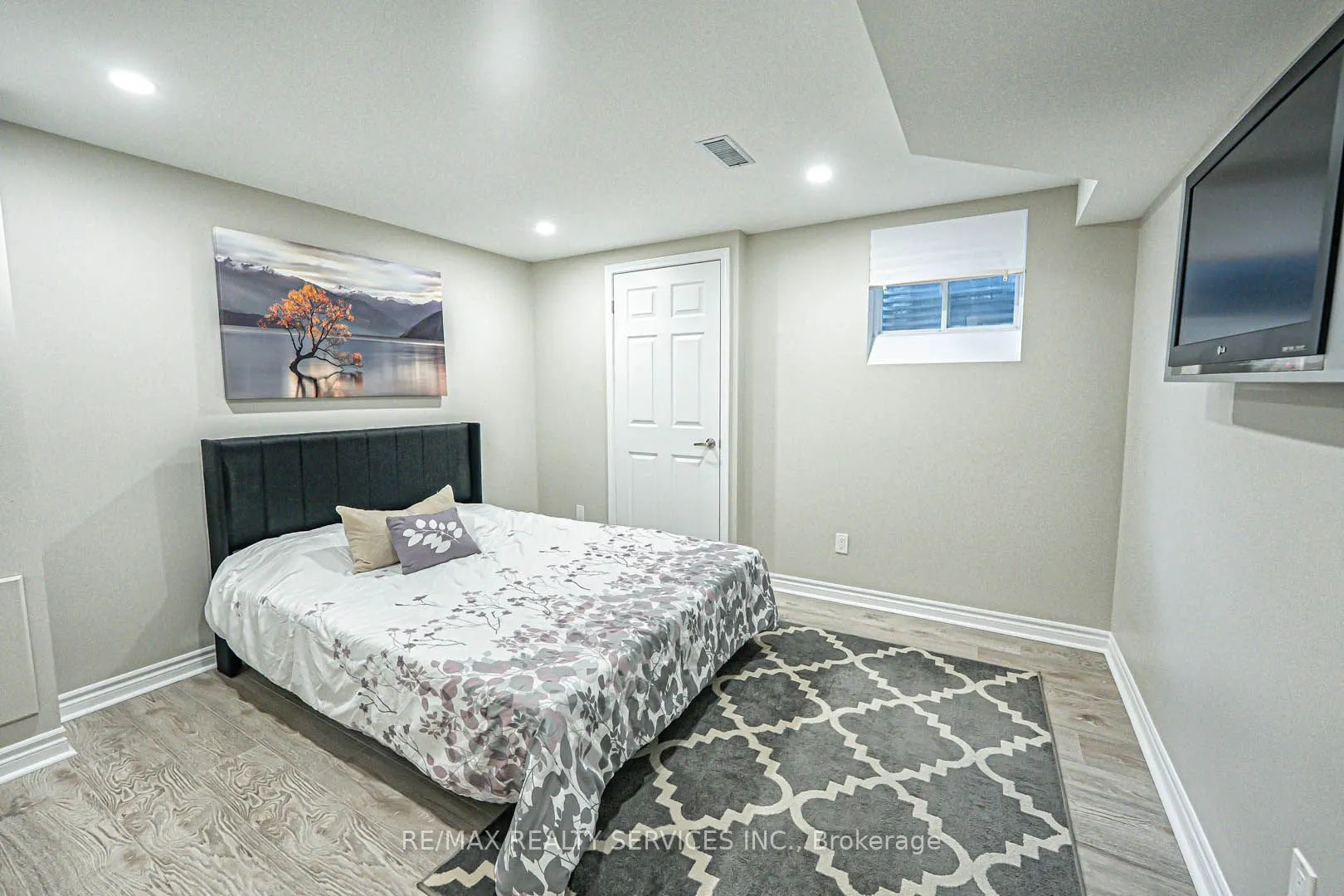 879 Etherington Way