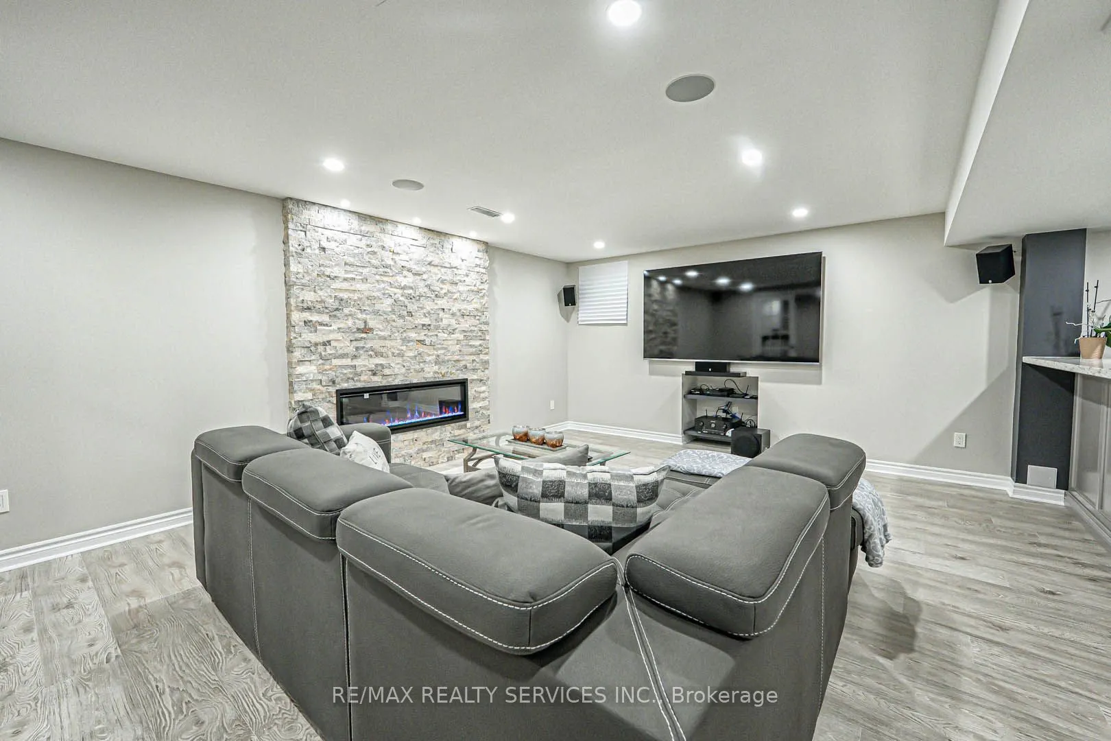 879 Etherington Way