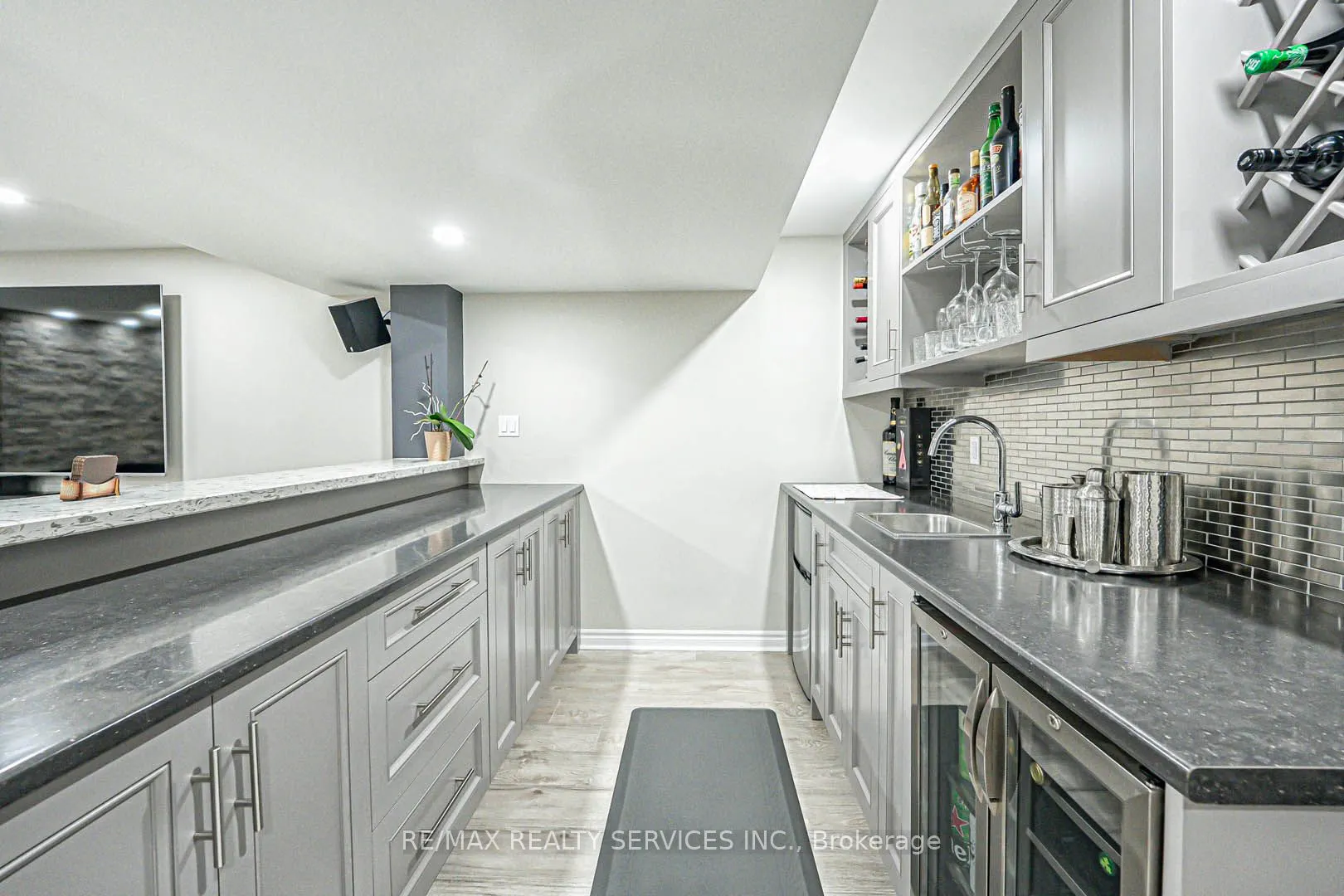 879 Etherington Way