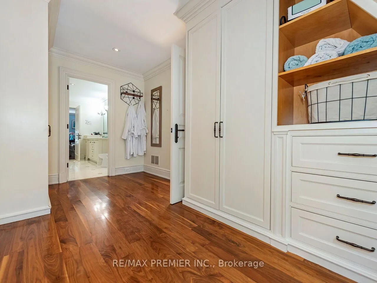 35 Yorkdale Crescent