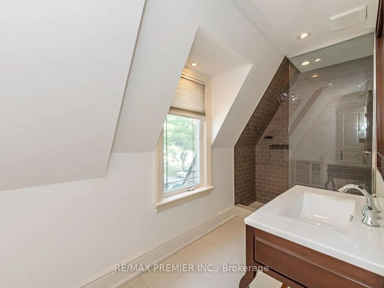 35 Yorkdale Crescent