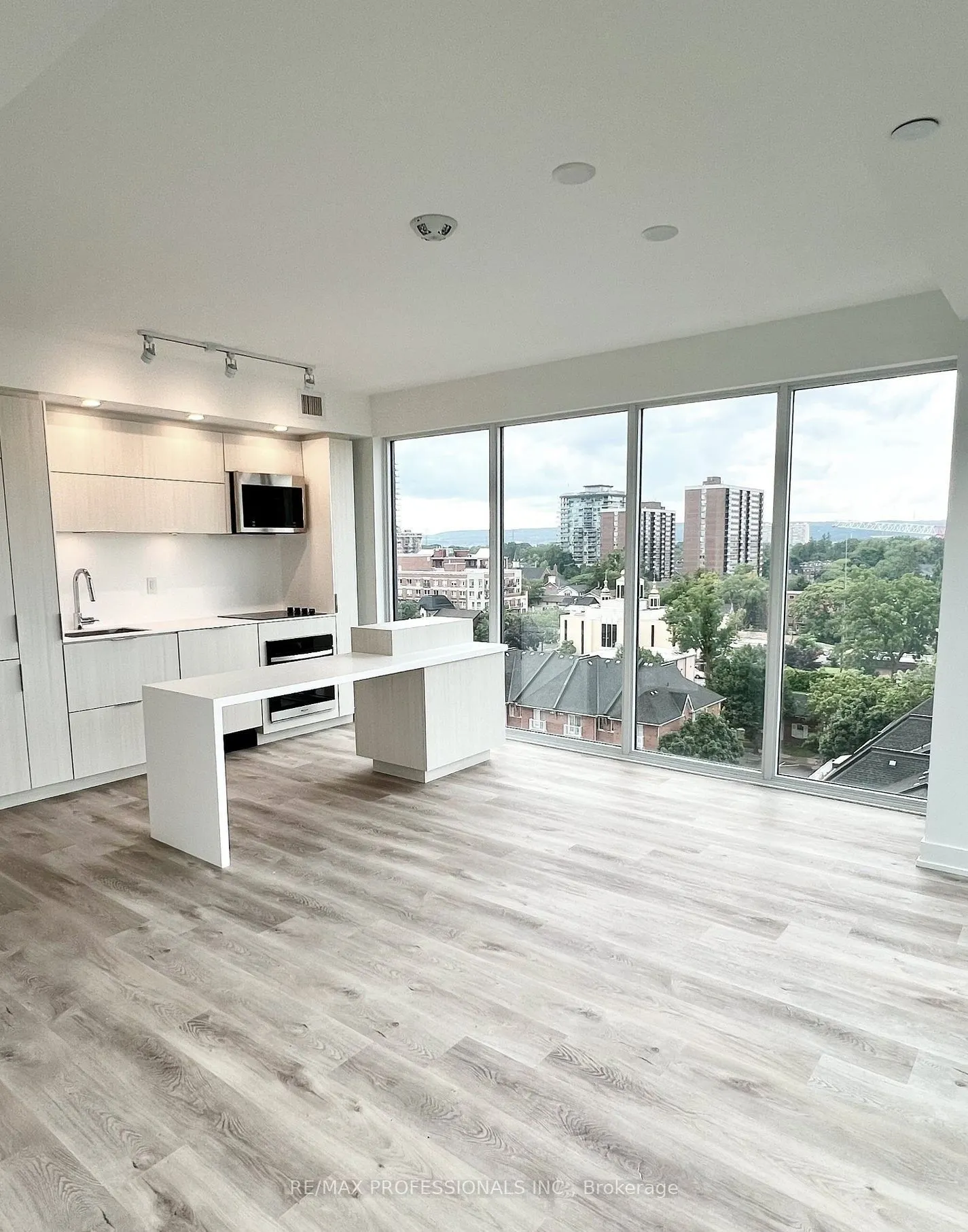 370 Martha Street, #802