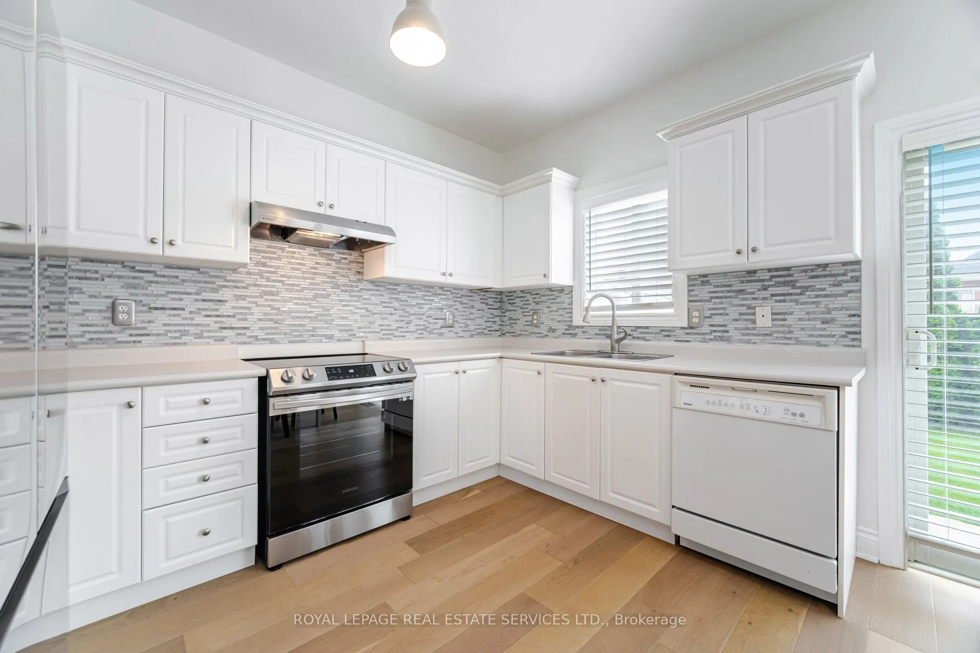 3896 Bloomington Crescent
