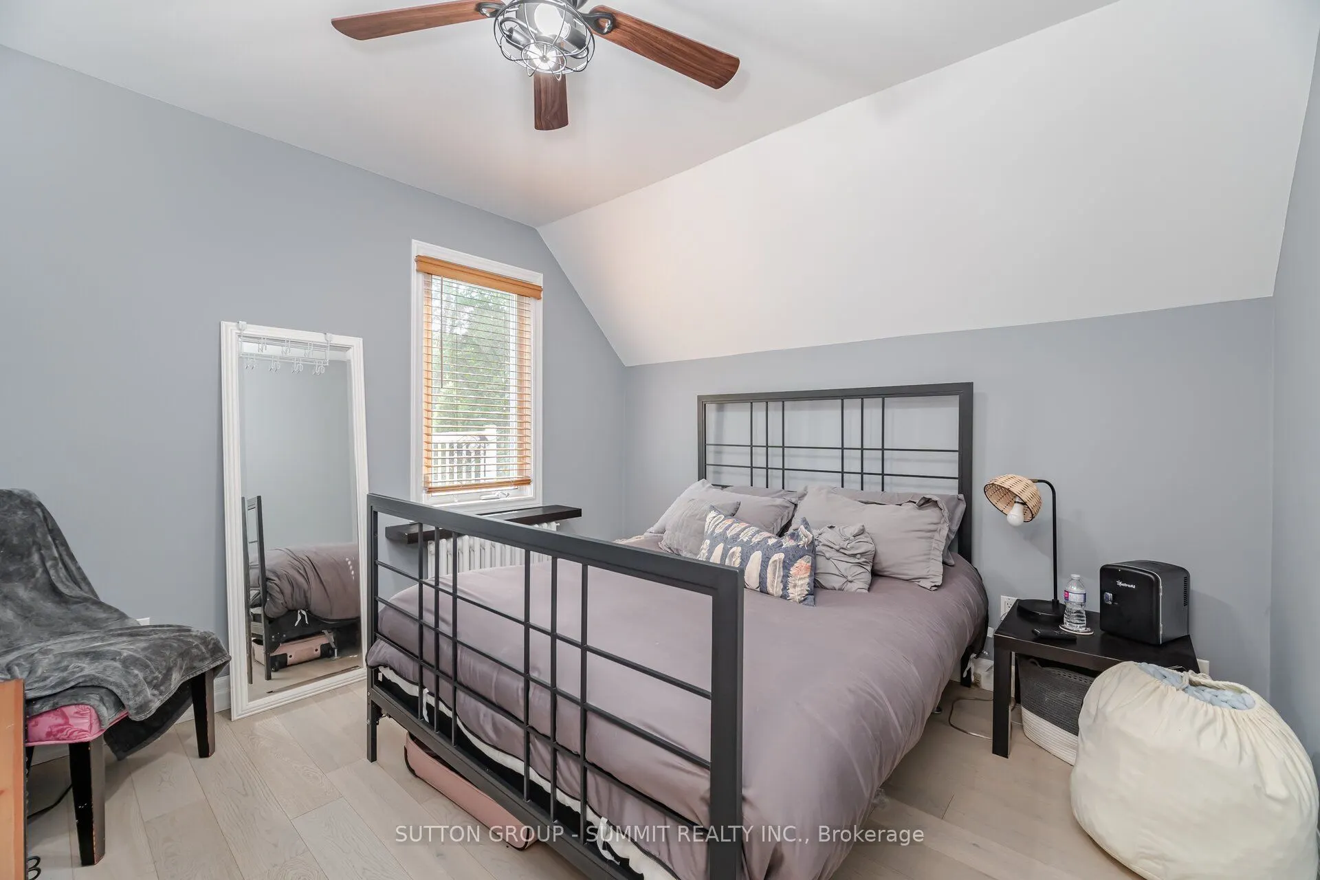 38 JOHN Street S