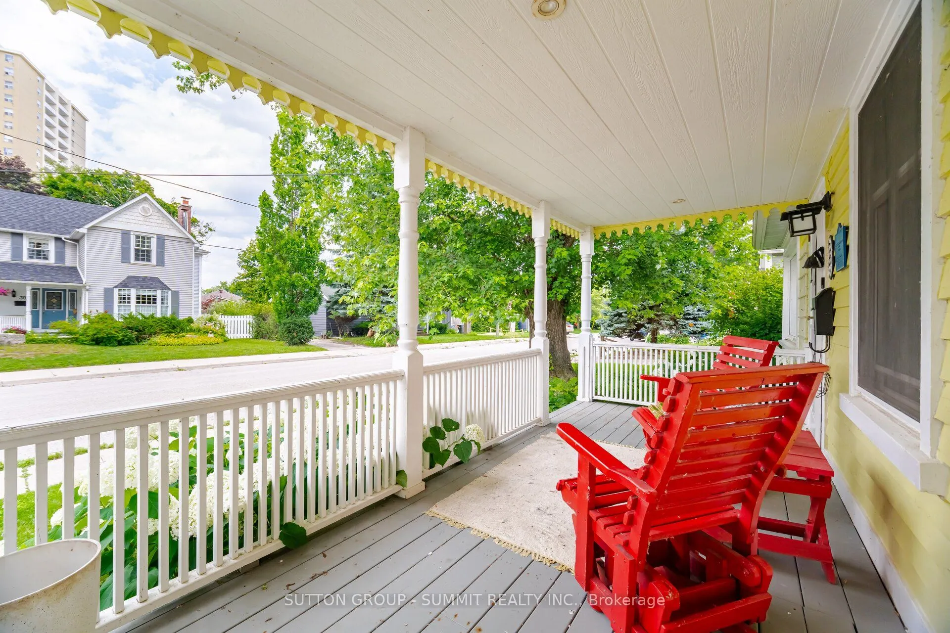 38 JOHN Street S