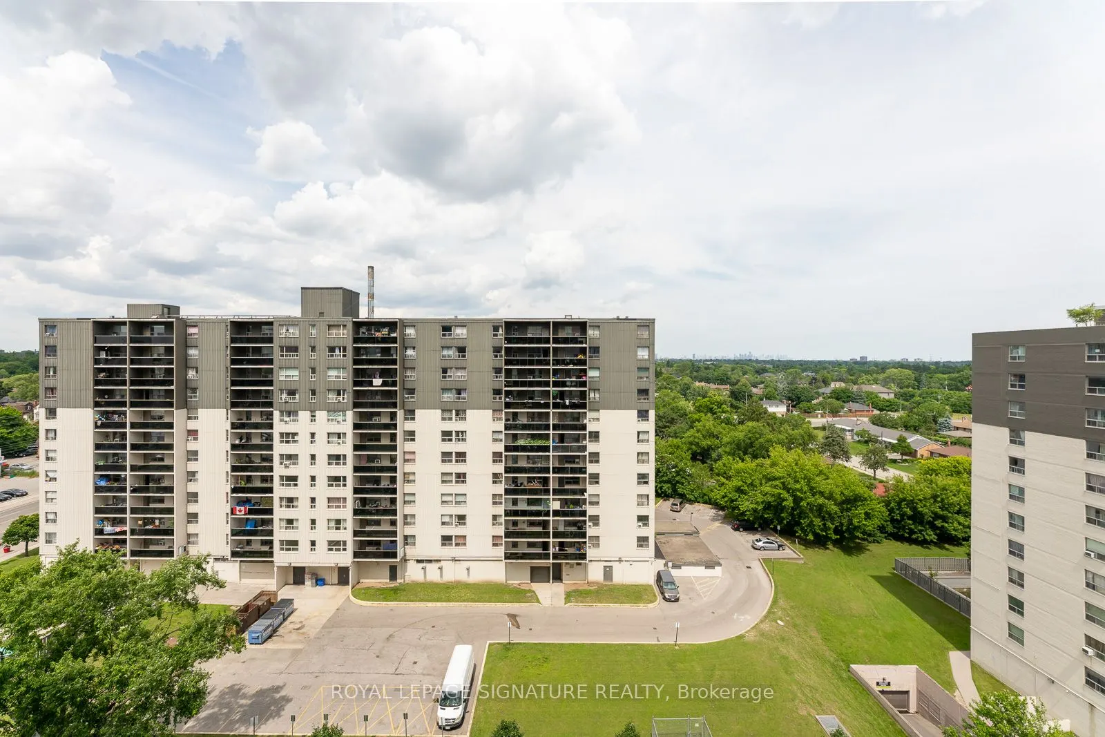 86 Dundas Street E, #913