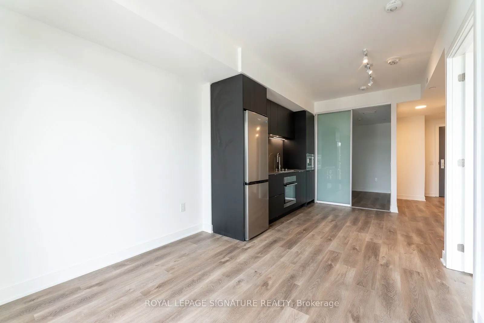 86 Dundas Street E, #913