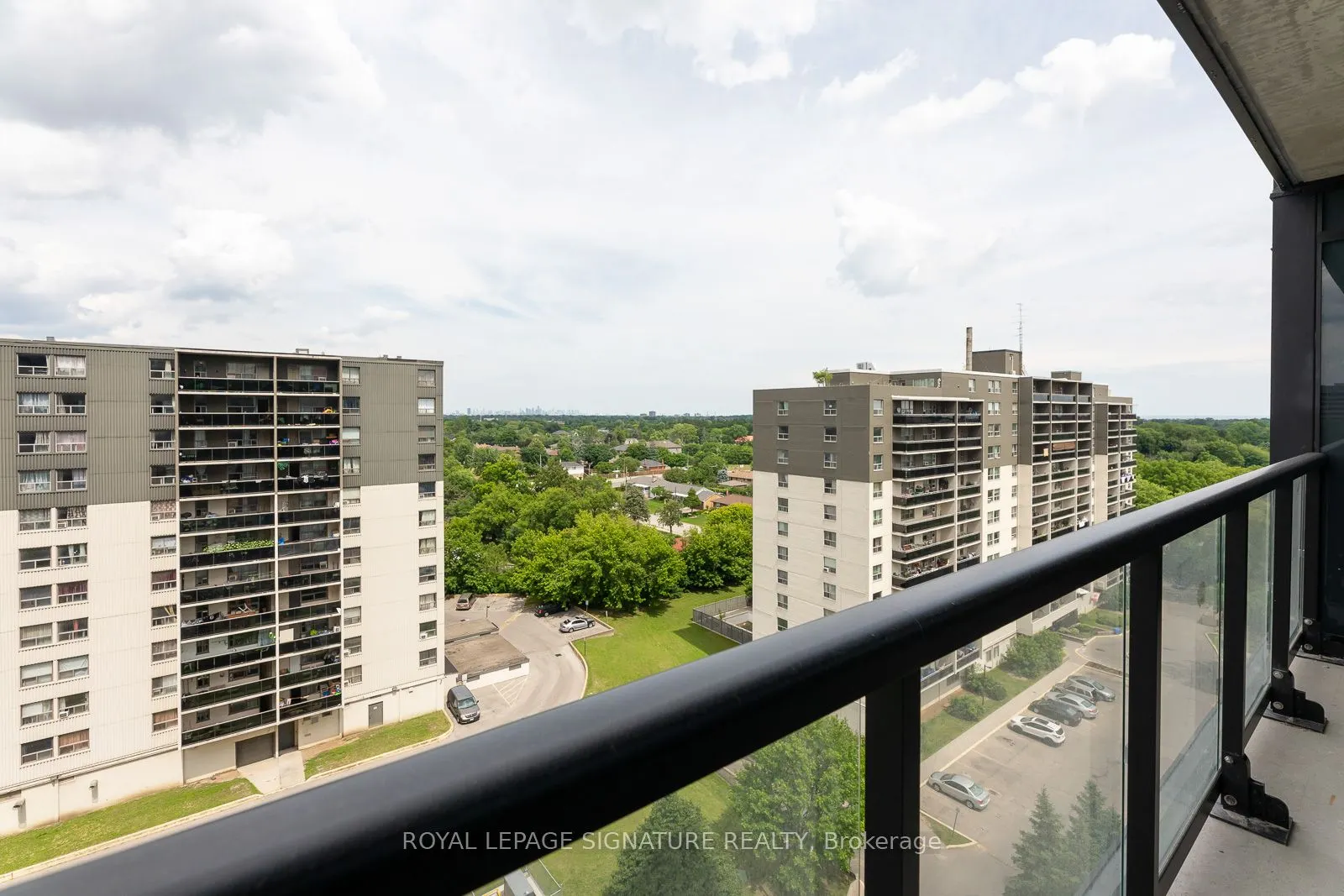 86 Dundas Street E, #913