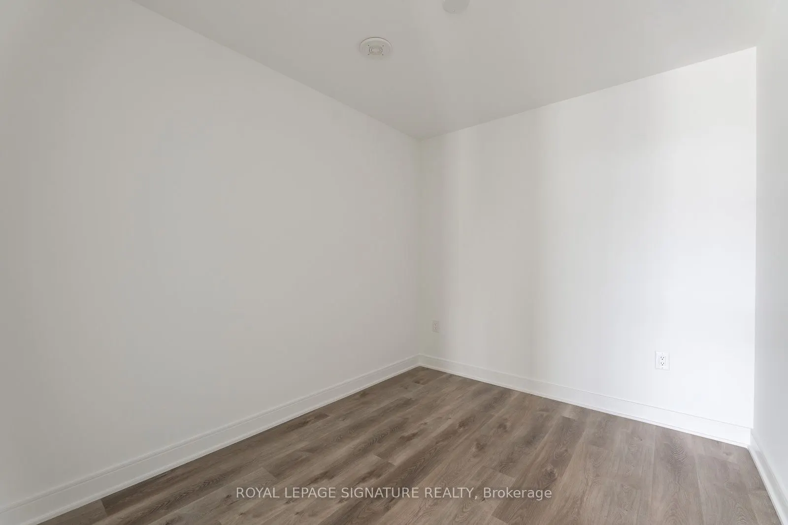 86 Dundas Street E, #913