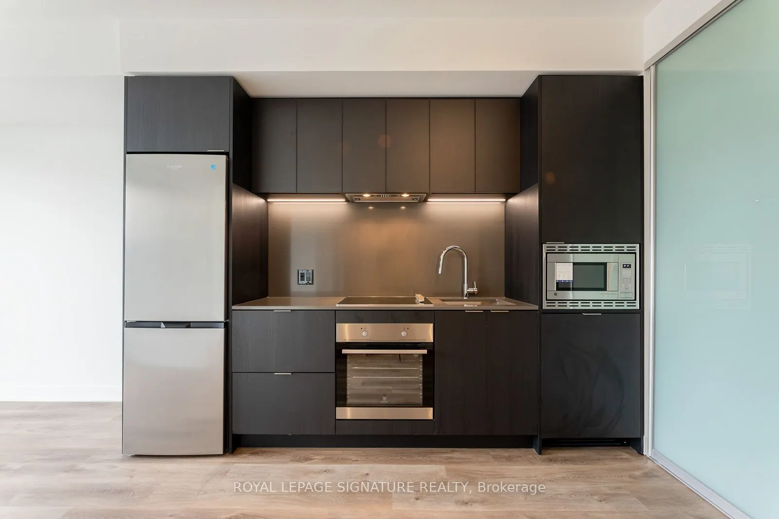 86 Dundas Street E, #913