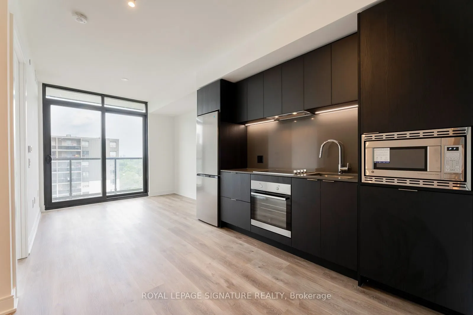 86 Dundas Street E, #913